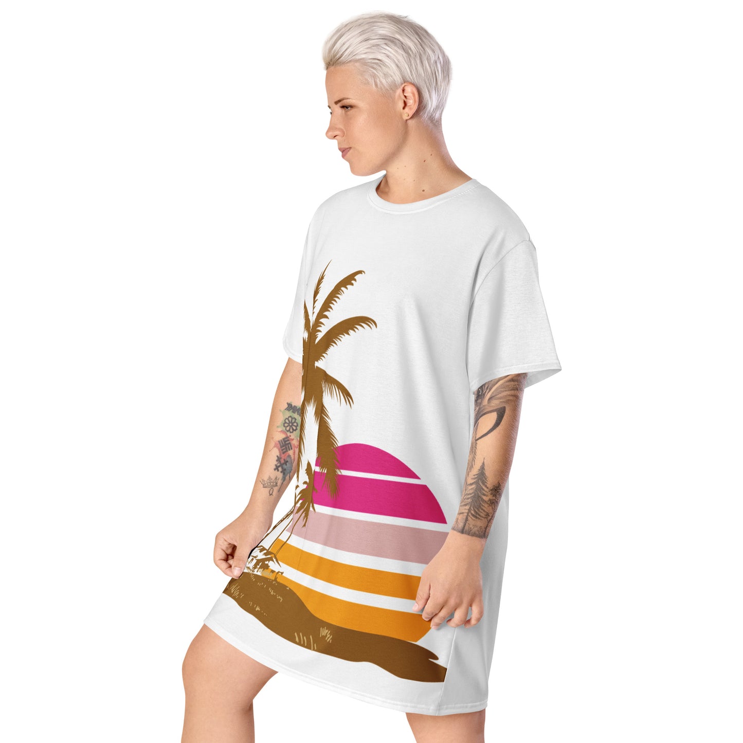 Woman with with T-shirt dress and a picture of brown palm trees and a pink sunset