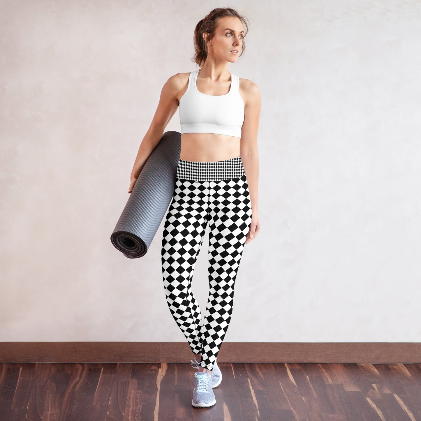 Woman with a legging with a chessboard print