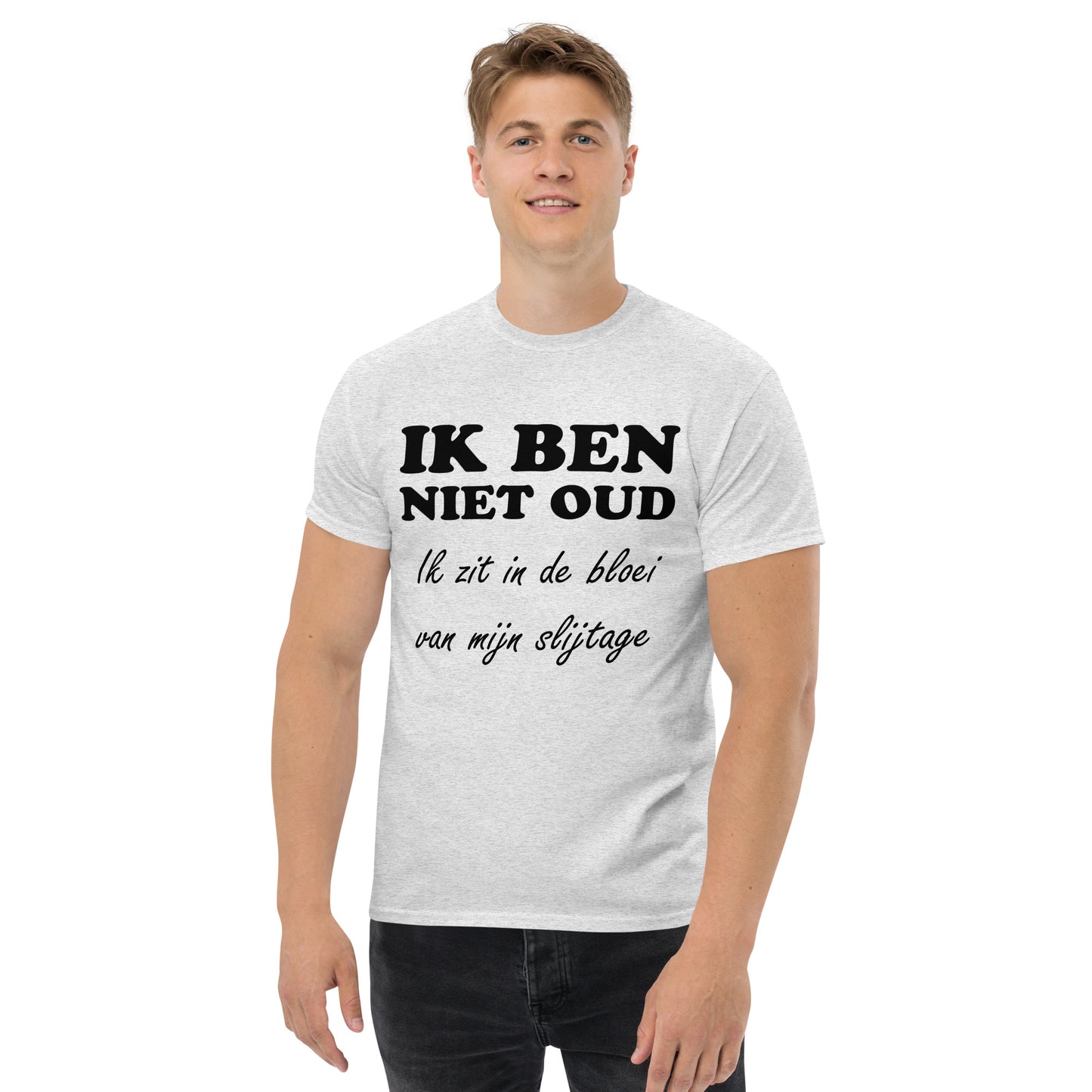 Ash T-shirt with the text "IK BEN NIET OUD ik zit in de bloei van mijn slijtage"