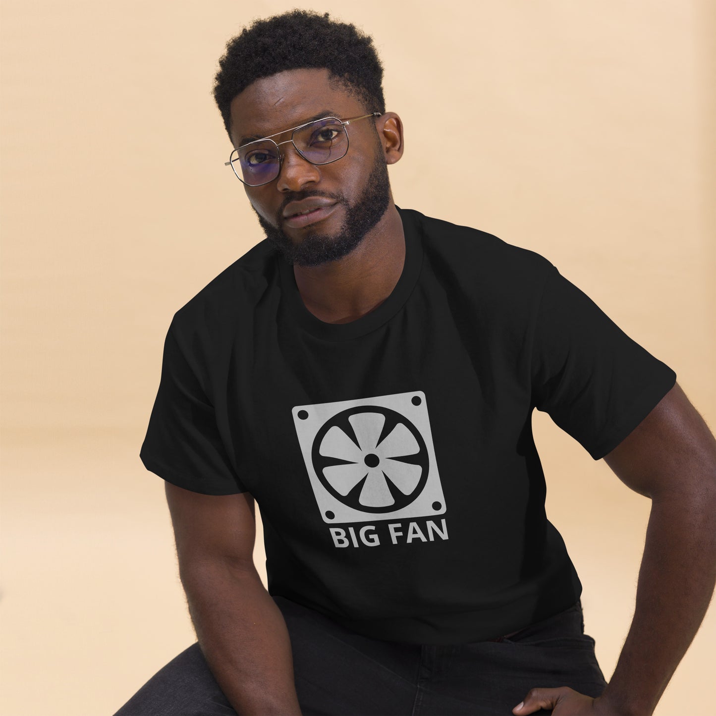 Man with black t-shirt with image of a big computer fan and the text "BIG FAN"