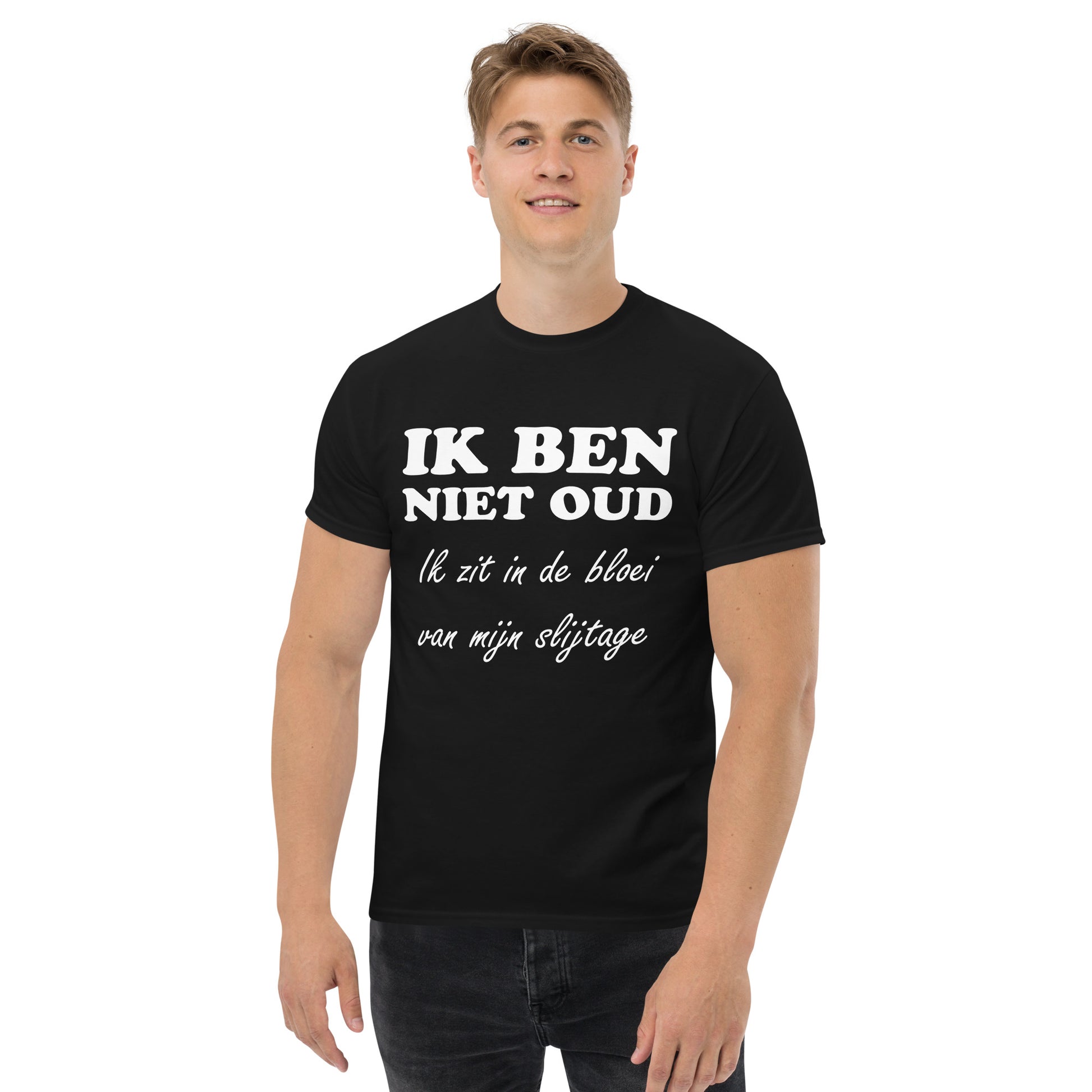 Black T-shirt with the text "IK BEN NIET OUD ik zit in de bloei van mijn slijtage"