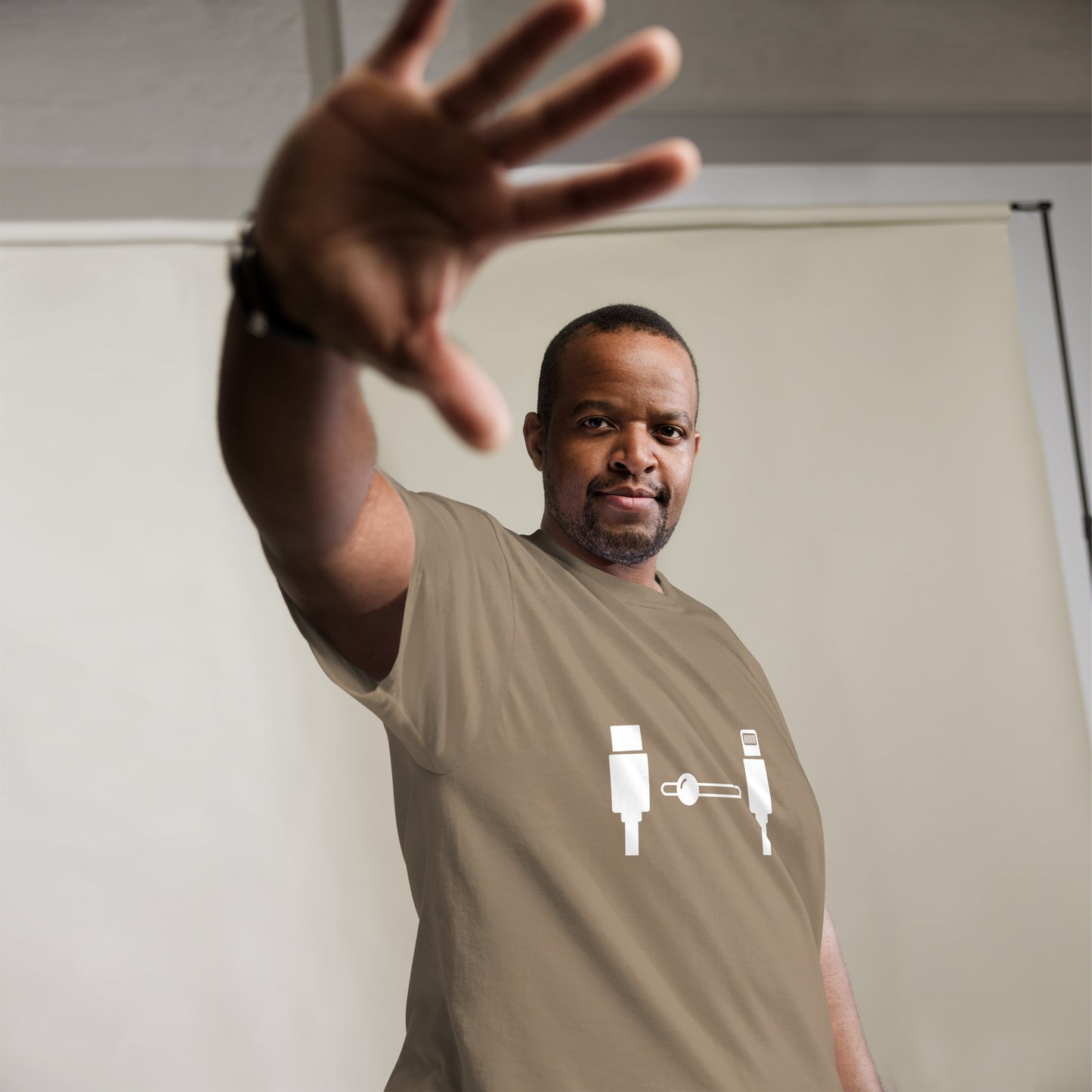 Men with brown savana t-shirt with the picture lightning naar USB-C
