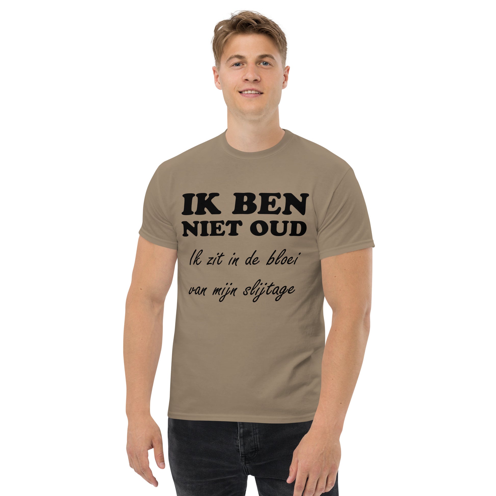 Brown T-shirt with the text "IK BEN NIET OUD ik zit in de bloei van mijn slijtage"