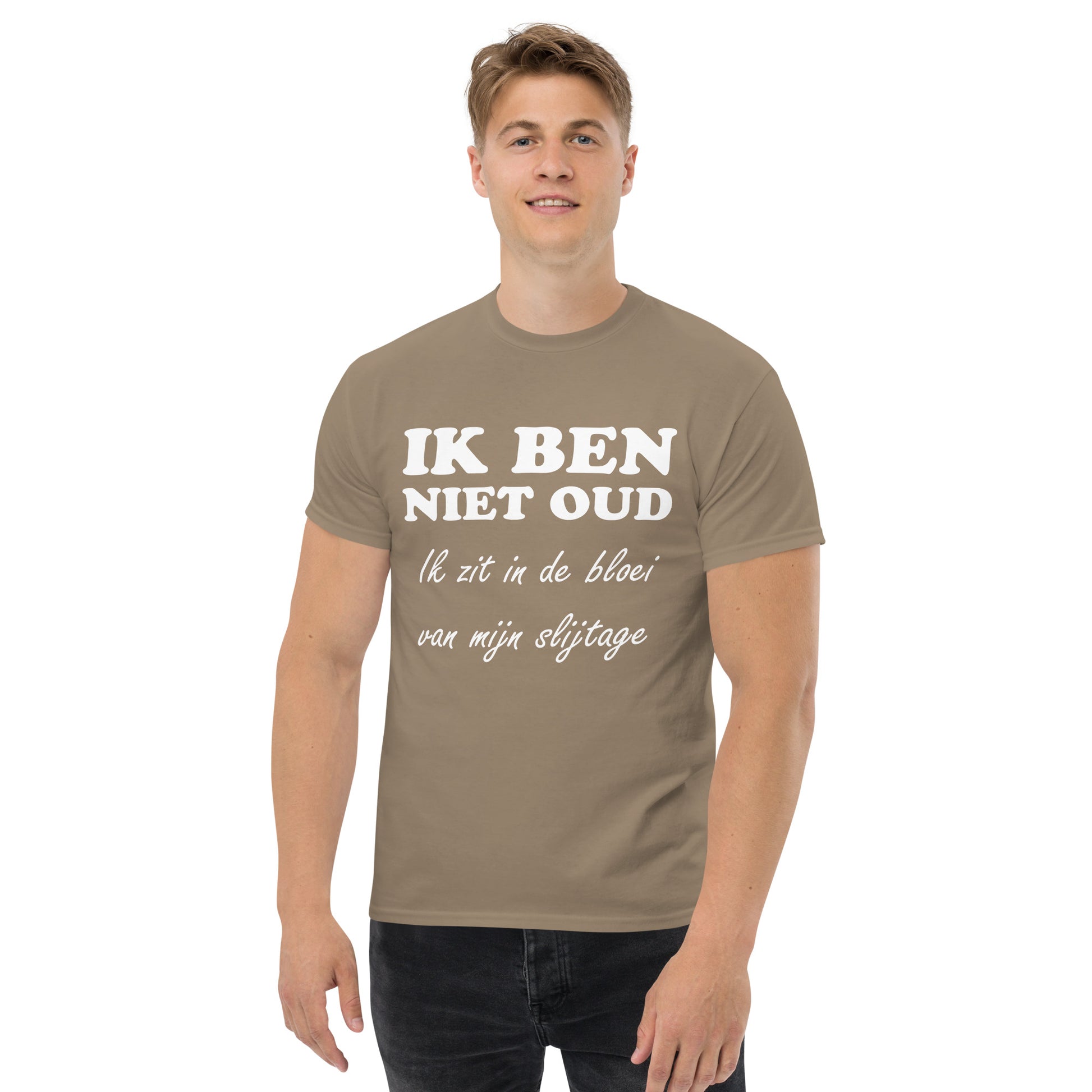 Men with Brown Savana T-shirt with the text in white "IK BEN NIET OUD ik zit in de bloei van mijn slijtage"