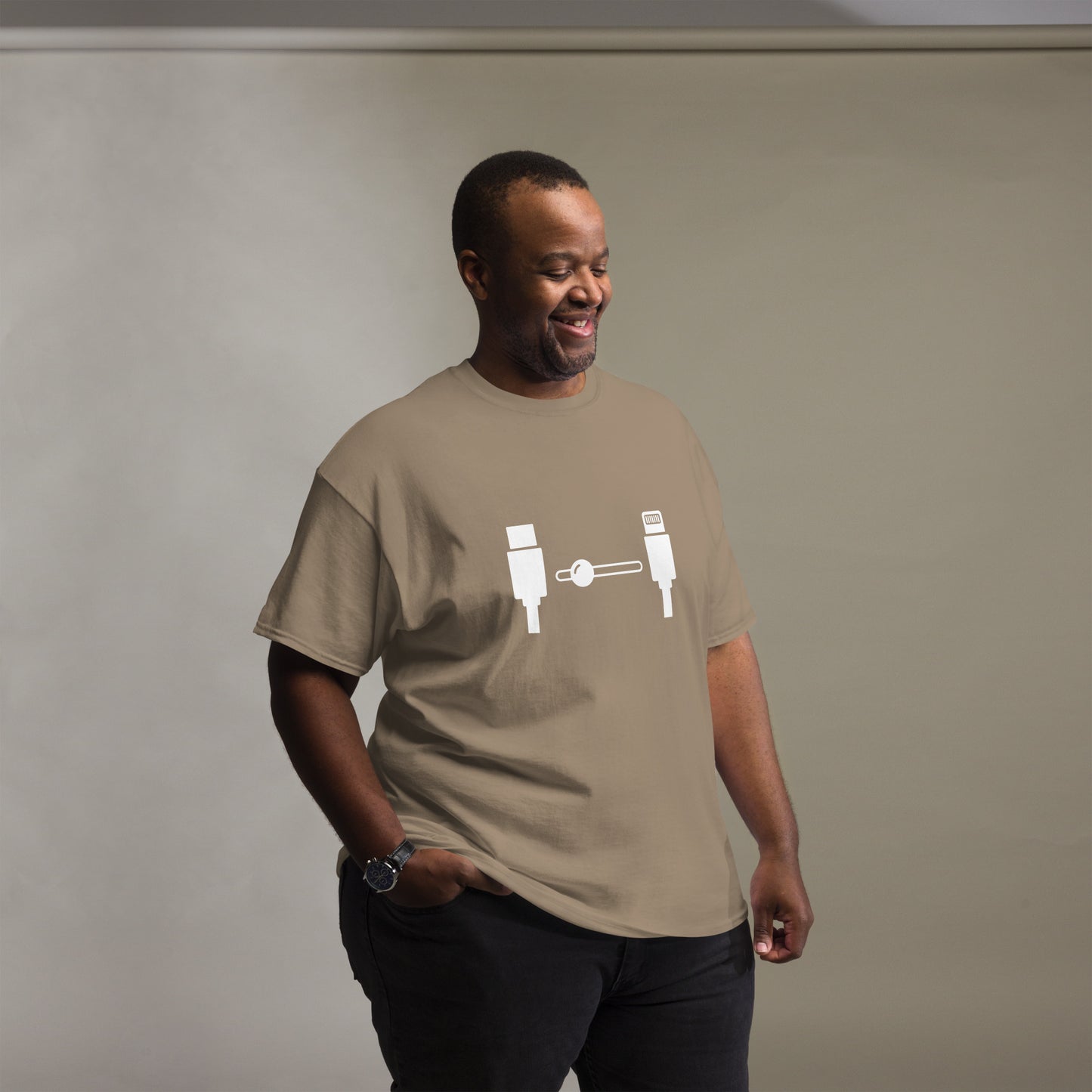 Men with brown savana t-shirt with the picture lightning naar USB-C