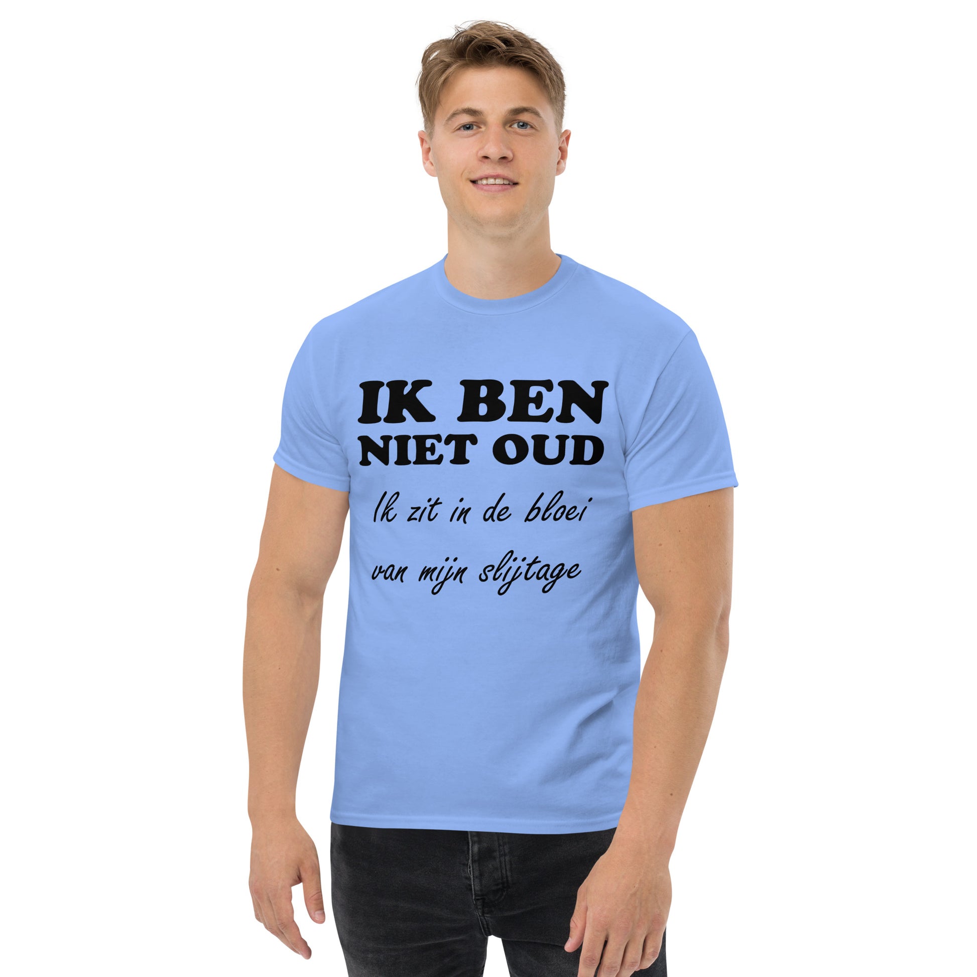 Carolina blue T-shirt with the text "IK BEN NIET OUD ik zit in de bloei van mijn slijtage"