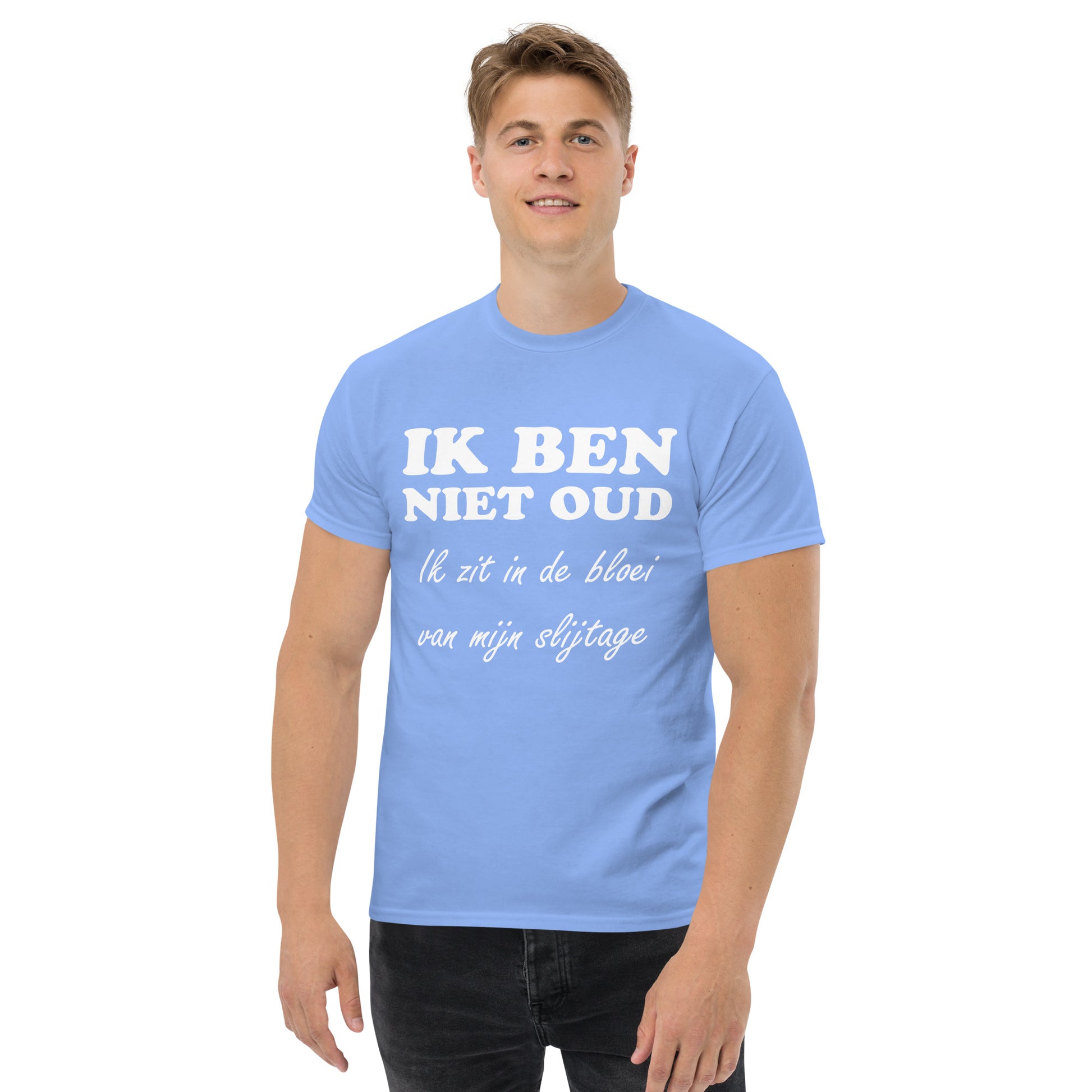 Men with Carolina blue T-shirt with the text in white "IK BEN NIET OUD ik zit in de bloei van mijn slijtage"