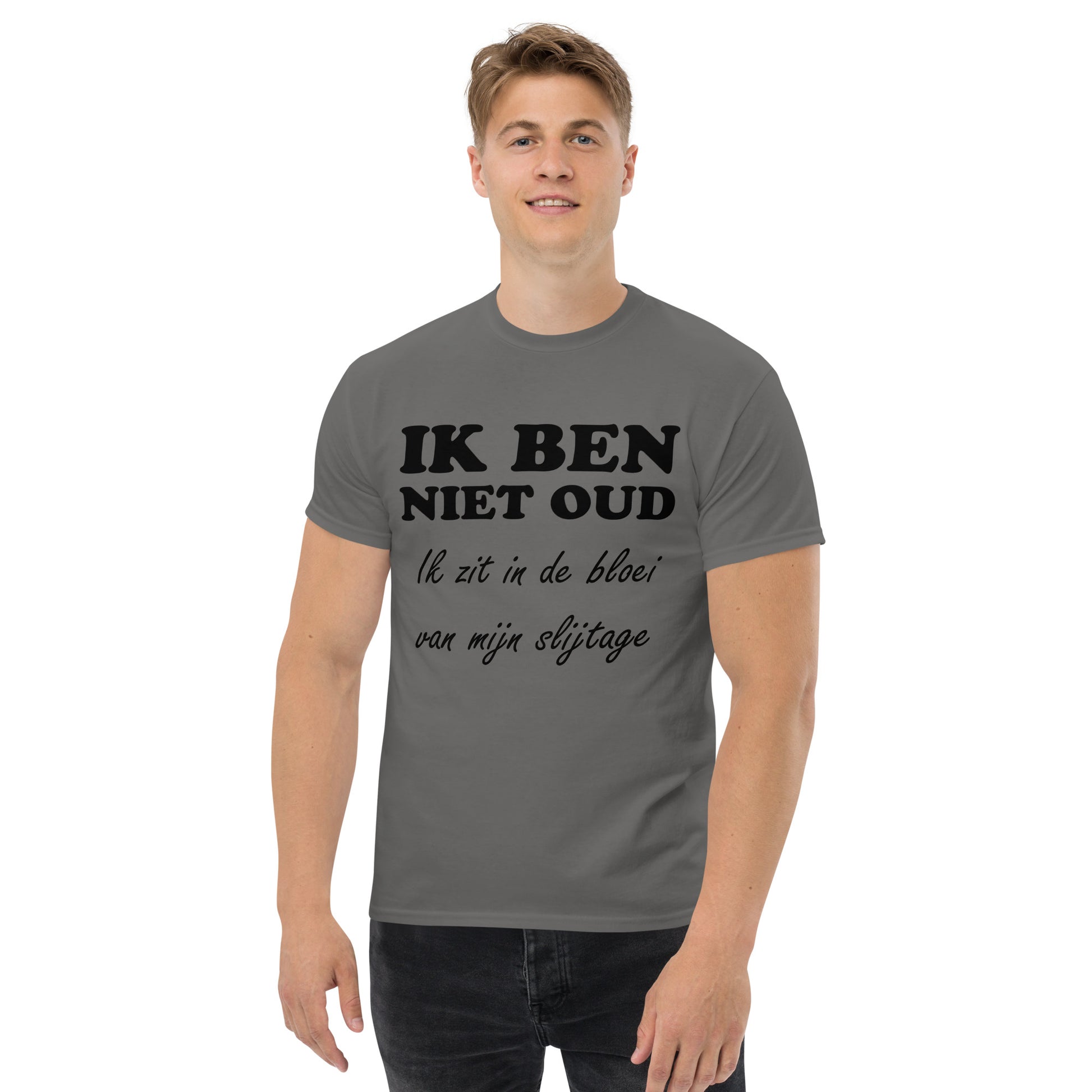 Charcoal T-shirt with the text "IK BEN NIET OUD ik zit in de bloei van mijn slijtage"