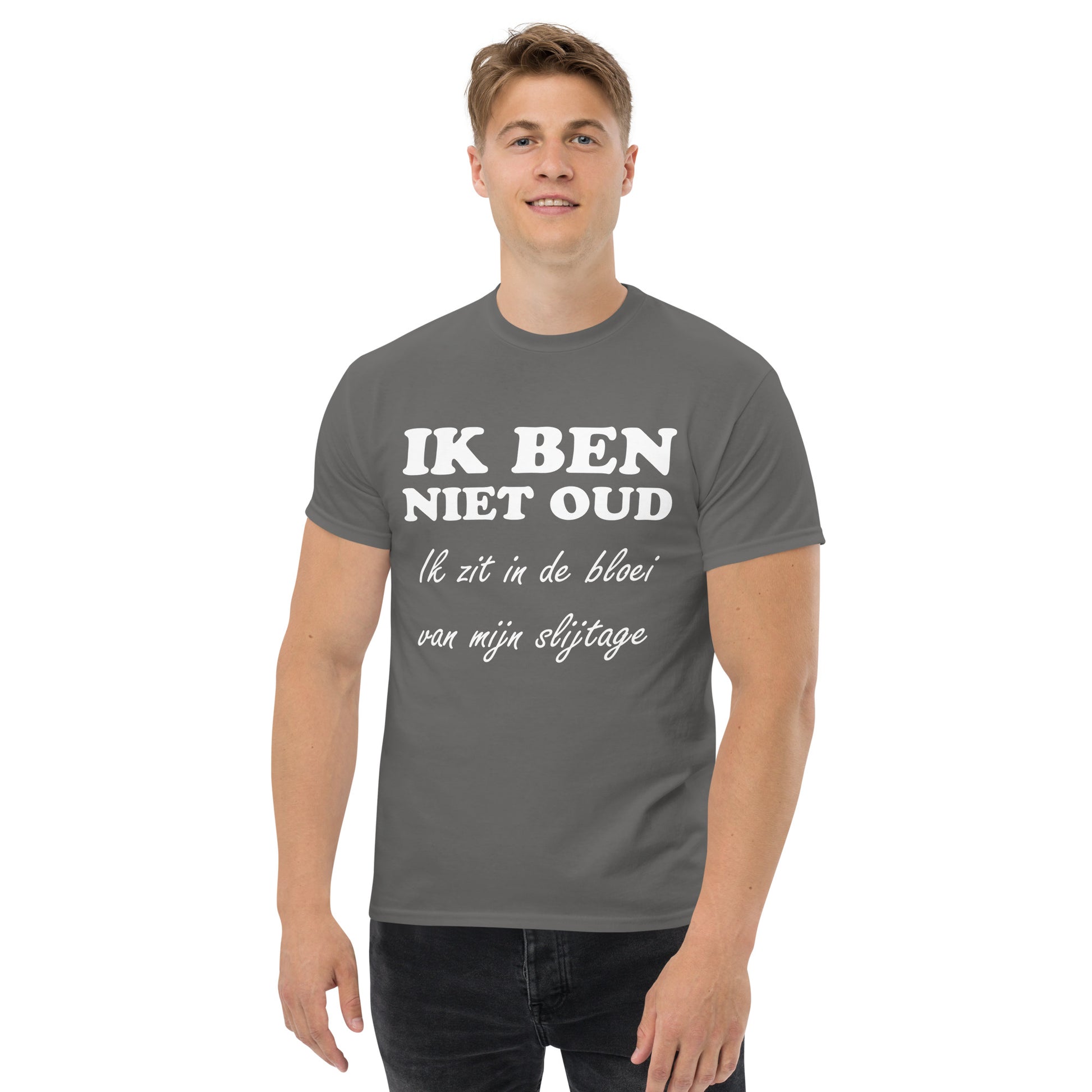 Men with Charcoal T-shirt with the text in white "IK BEN NIET OUD ik zit in de bloei van mijn slijtage"
