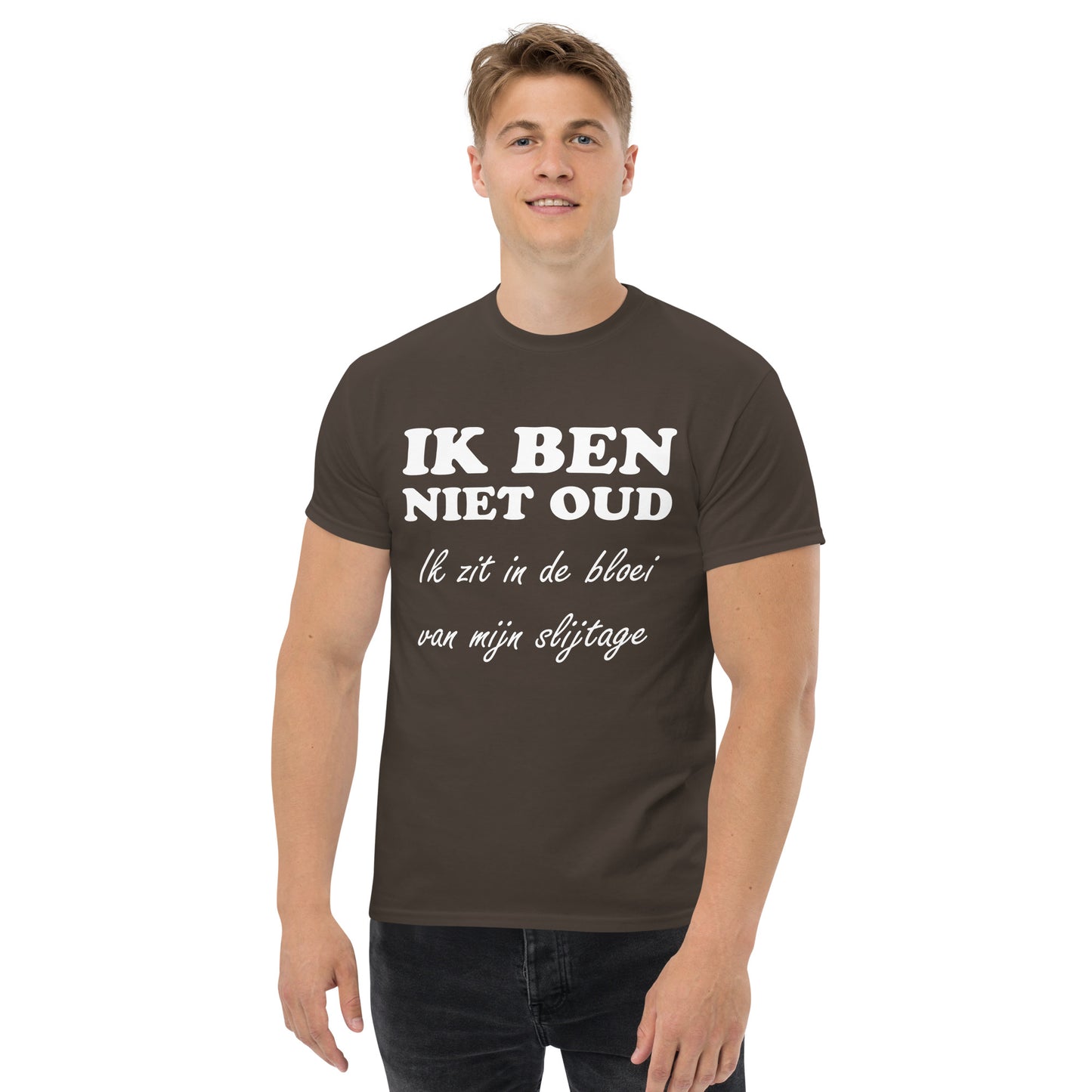 Chocolate T-shirt with the text "IK BEN NIET OUD ik zit in de bloei van mijn slijtage"