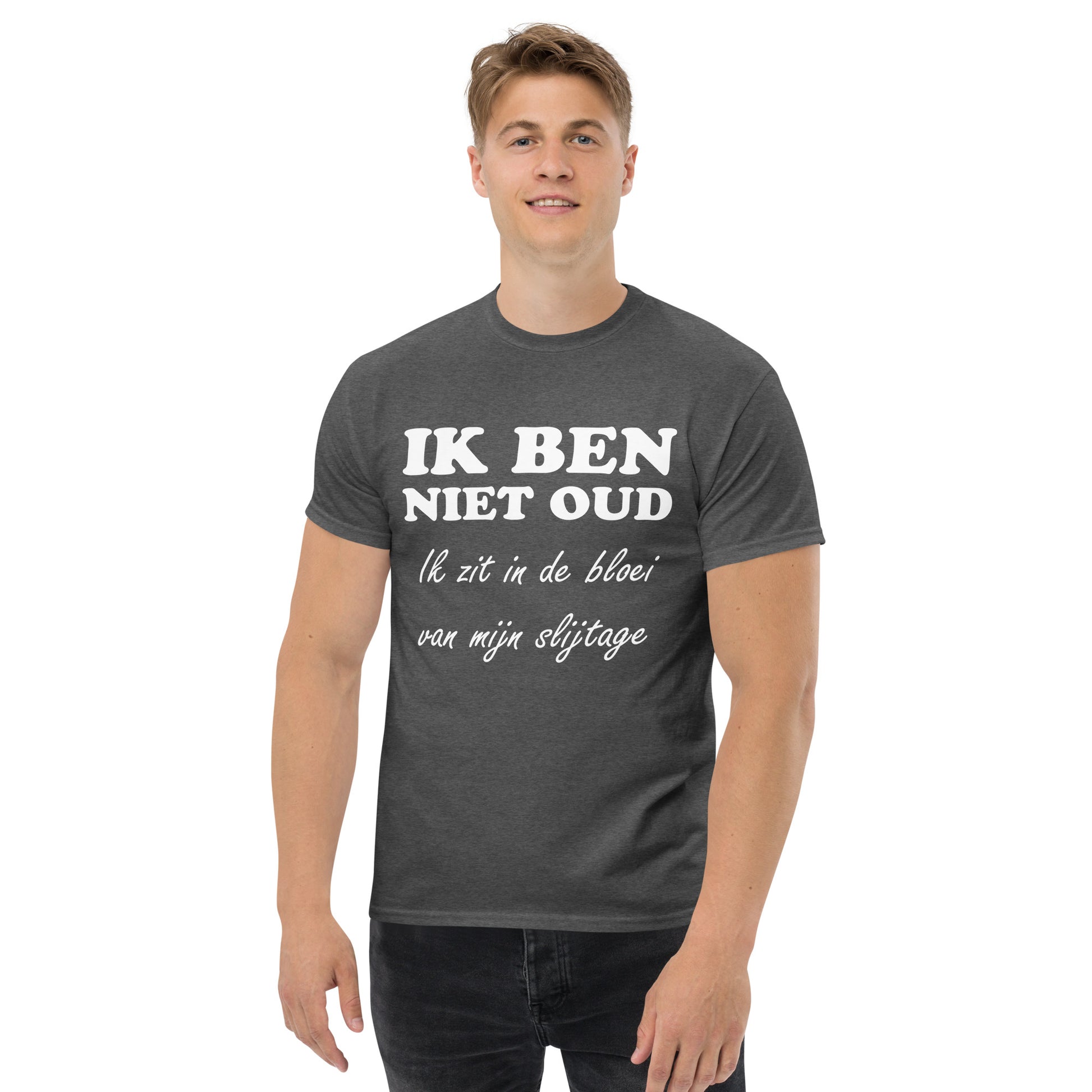 Men with Dark heather T-shirt with the text in white "IK BEN NIET OUD ik zit in de bloei van mijn slijtage"