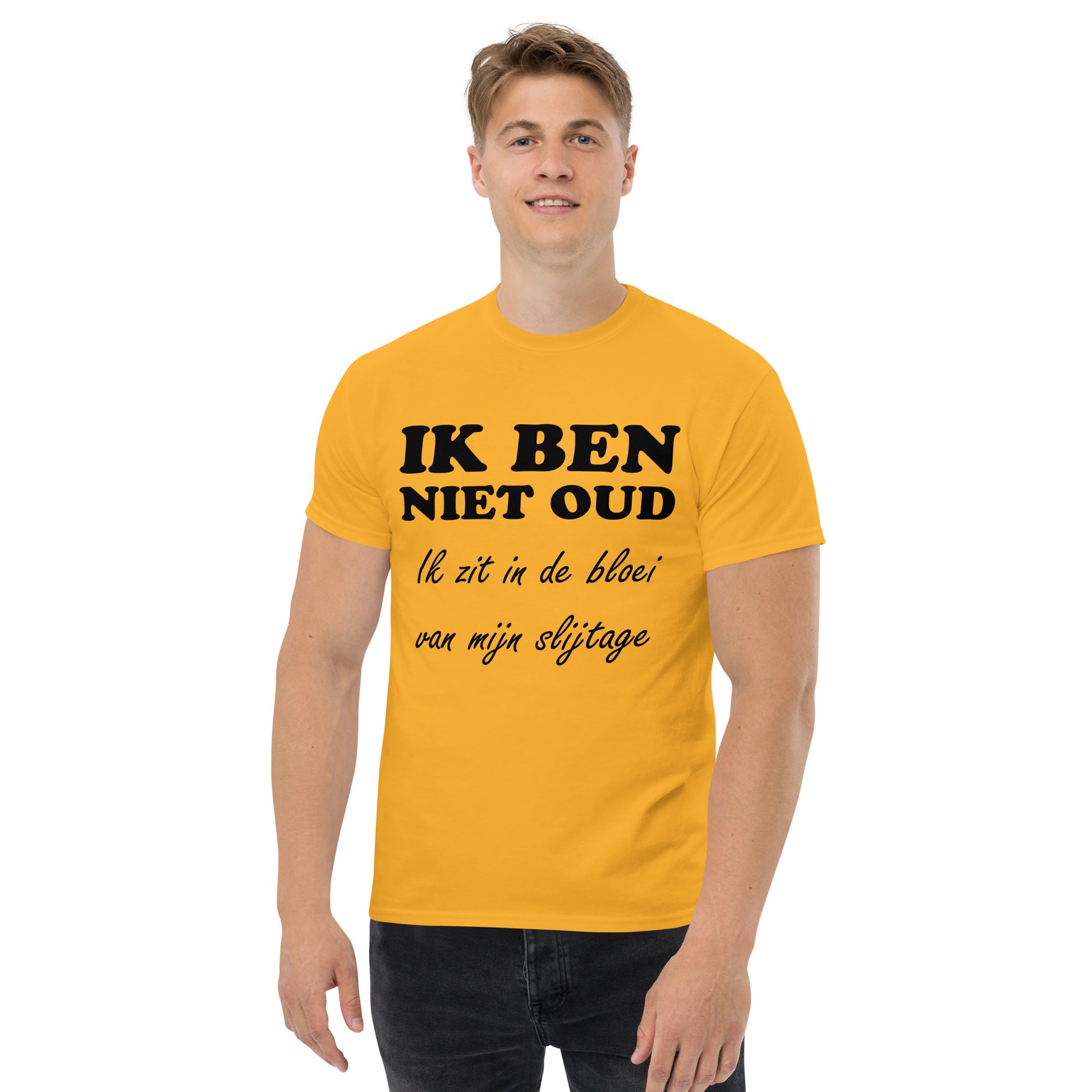 Gold T-shirt with the text "IK BEN NIET OUD ik zit in de bloei van mijn slijtage"
