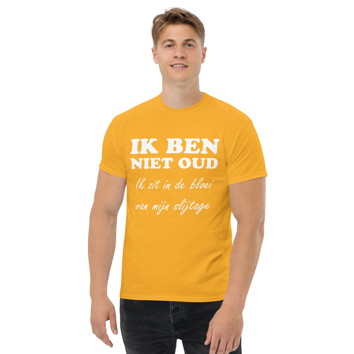 Men with Gold T-shirt with the text in white "IK BEN NIET OUD ik zit in de bloei van mijn slijtage"