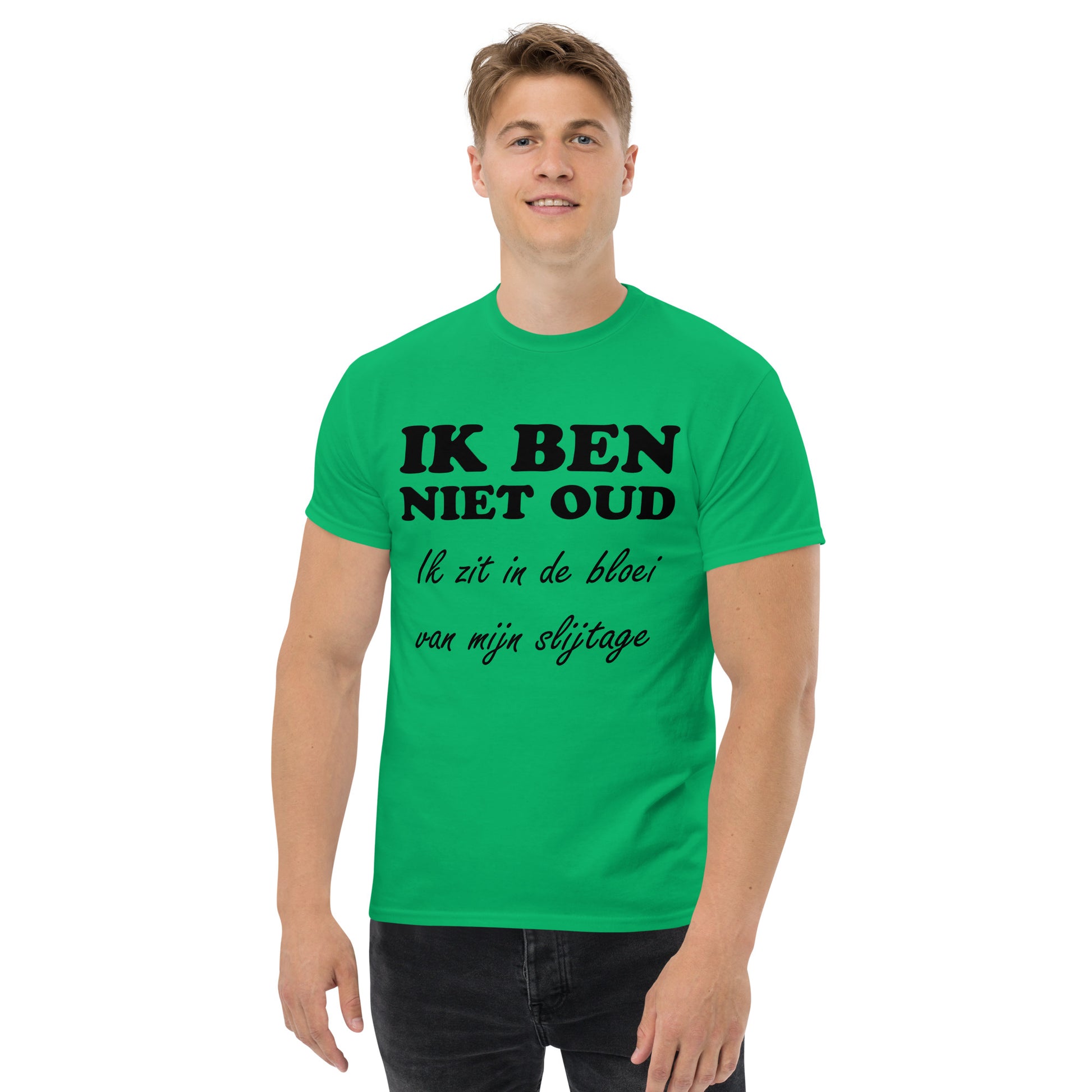 Irish green T-shirt with the text "IK BEN NIET OUD ik zit in de bloei van mijn slijtage"