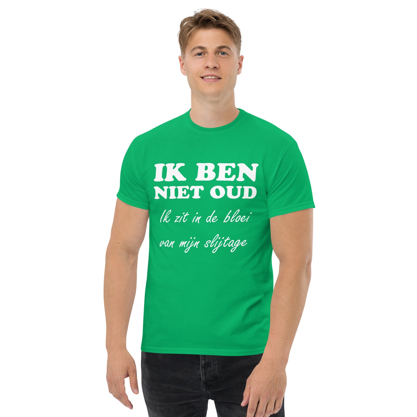 Men with Irish green T-shirt with the text in white "IK BEN NIET OUD ik zit in de bloei van mijn slijtage"