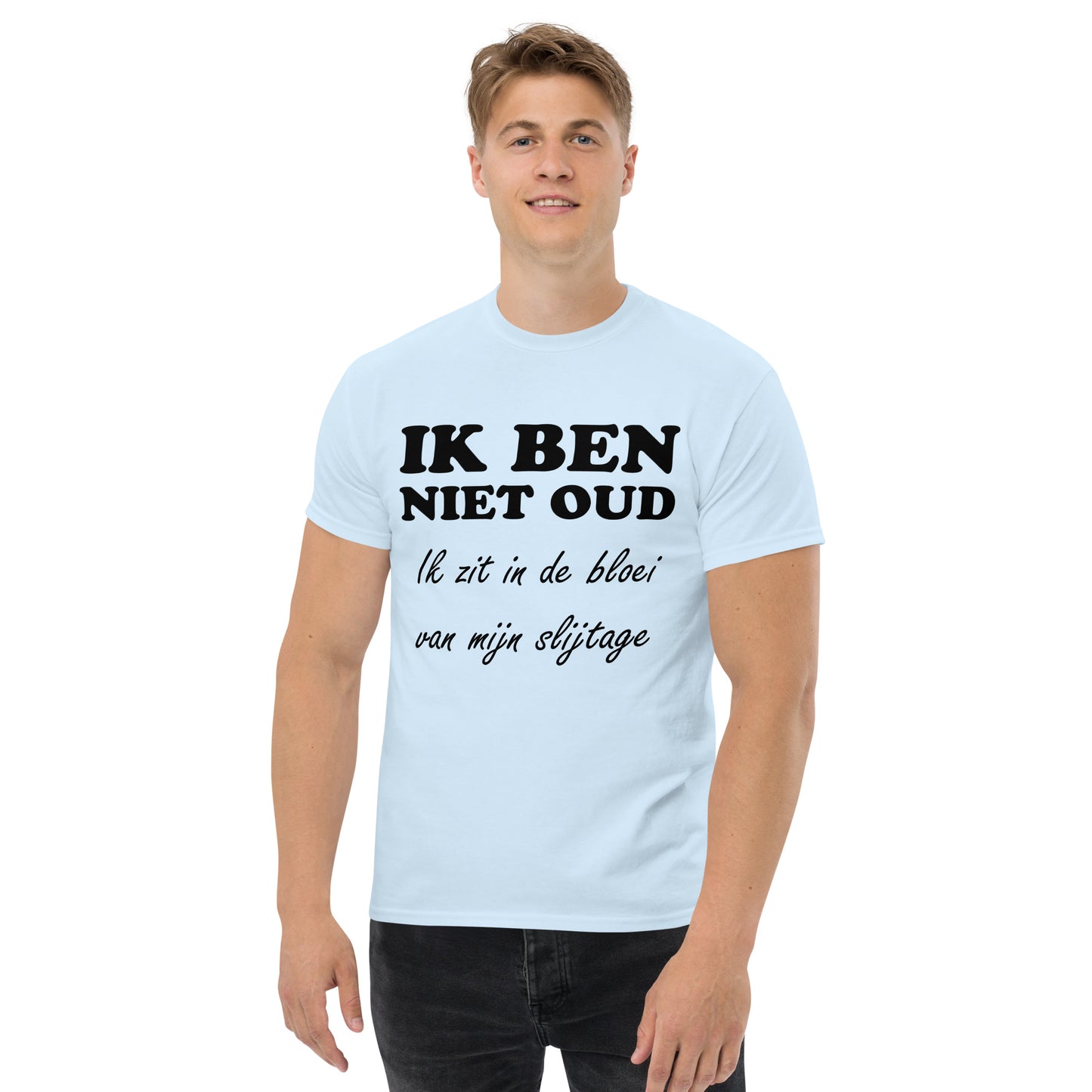 Light blue T-shirt with the text "IK BEN NIET OUD ik zit in de bloei van mijn slijtage"