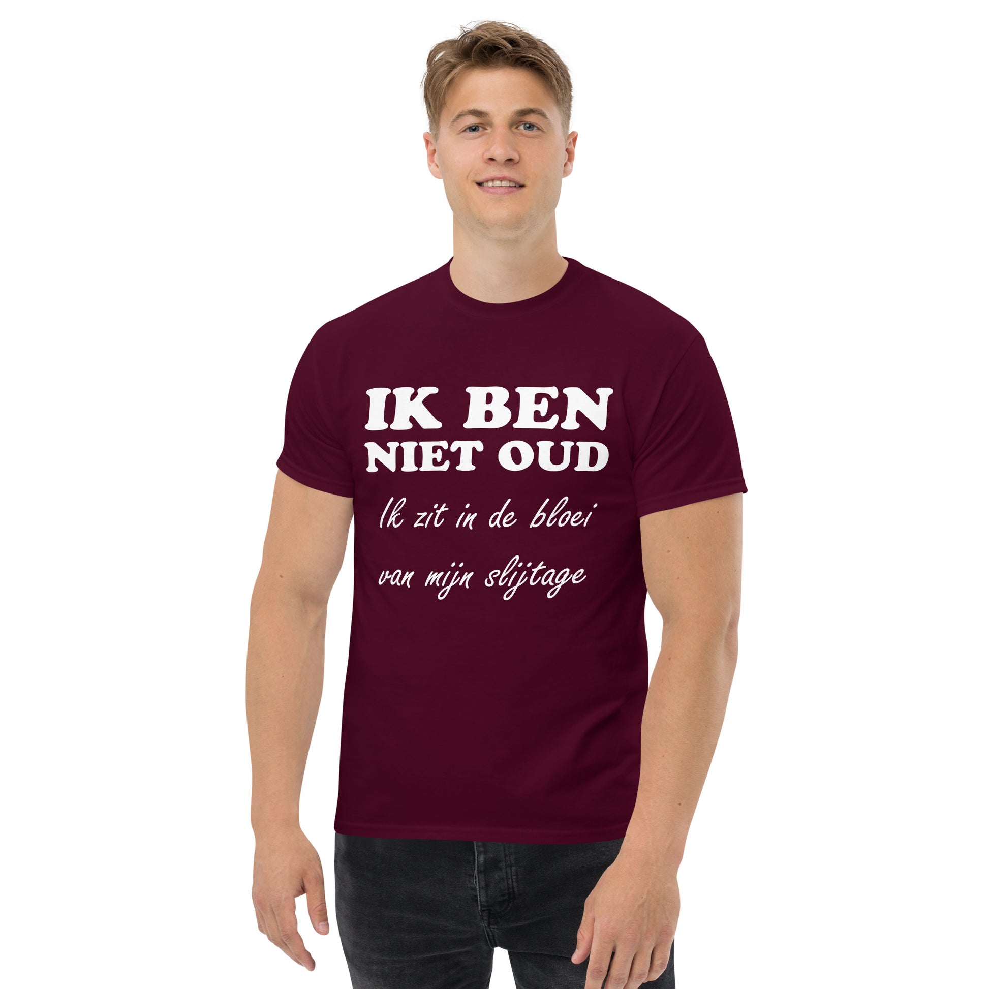 Maroon T-shirt with the text "IK BEN NIET OUD ik zit in de bloei van mijn slijtage"