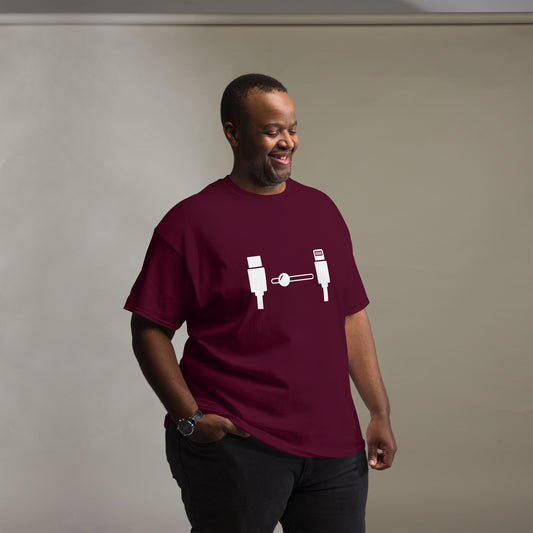 Men with maroon t-shirt with the picture lightning naar USB-C