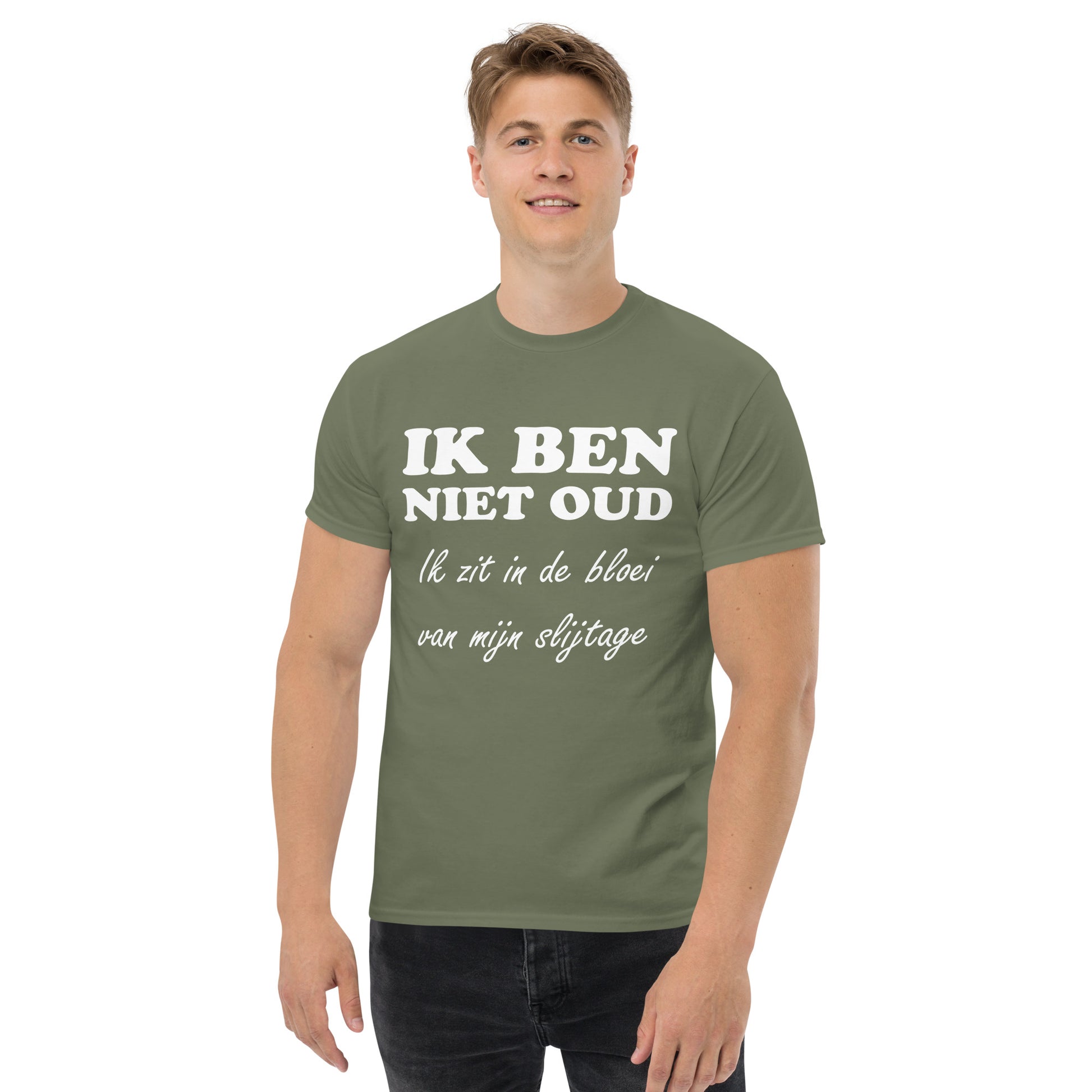 Men with Military green T-shirt with the text in white "IK BEN NIET OUD ik zit in de bloei van mijn slijtage"