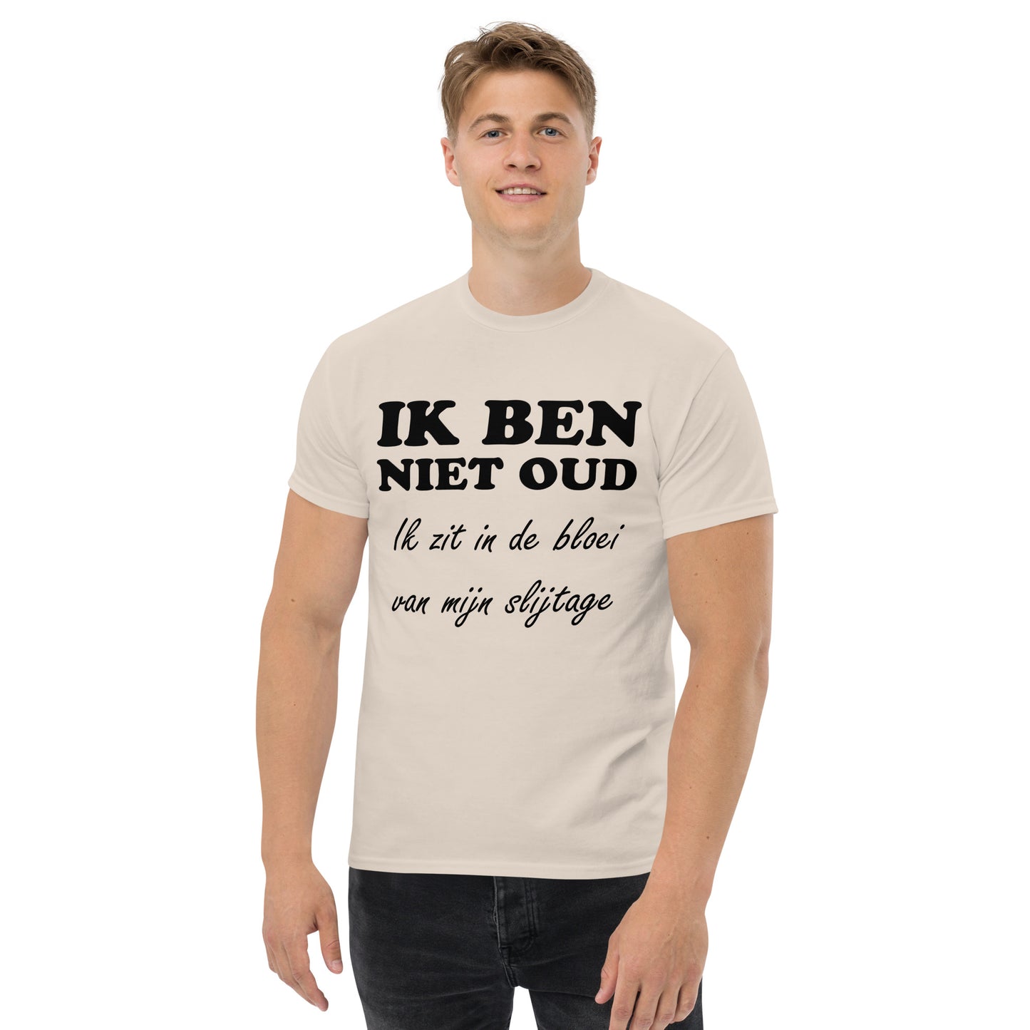 Natural T-shirt with the text "IK BEN NIET OUD ik zit in de bloei van mijn slijtage"