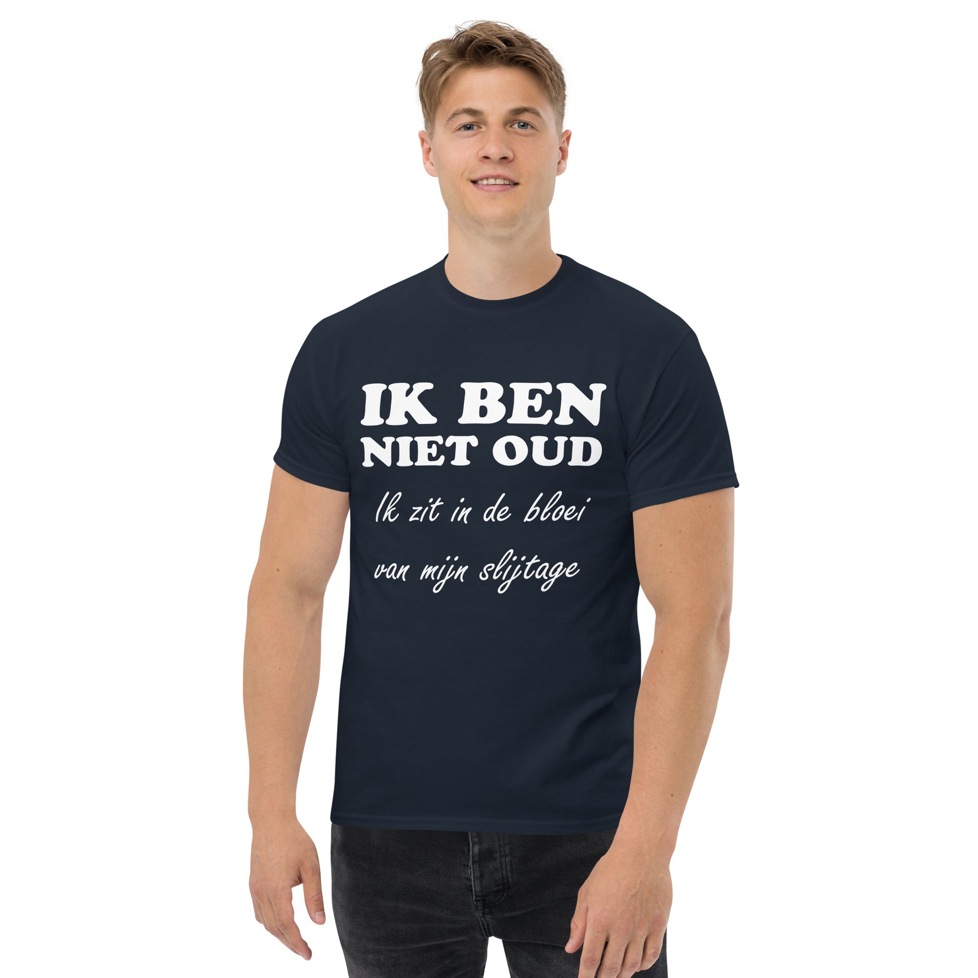 Navy T-shirt with the text "IK BEN NIET OUD ik zit in de bloei van mijn slijtage"