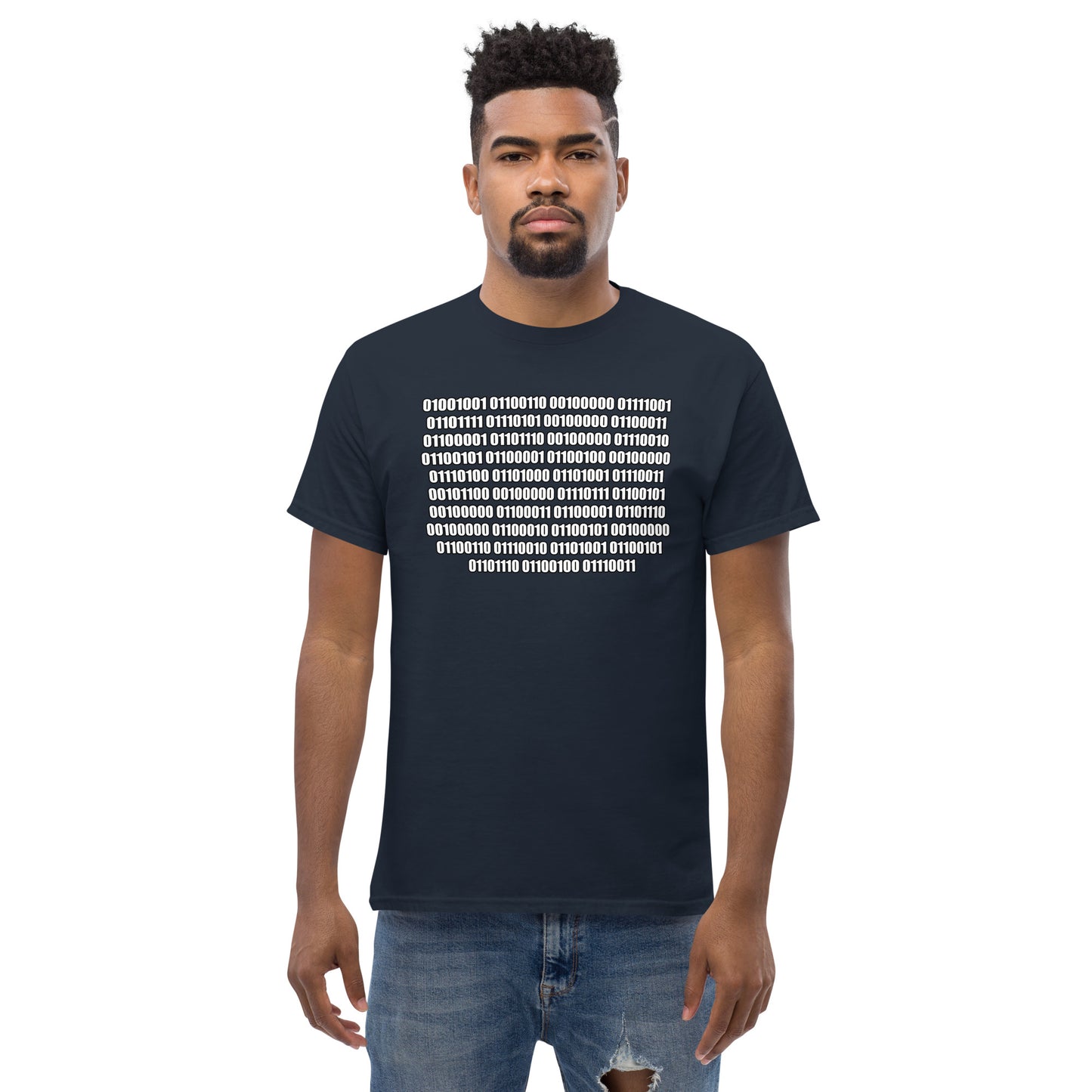 Men with navy t-shirt with binaire text "If you can read this"