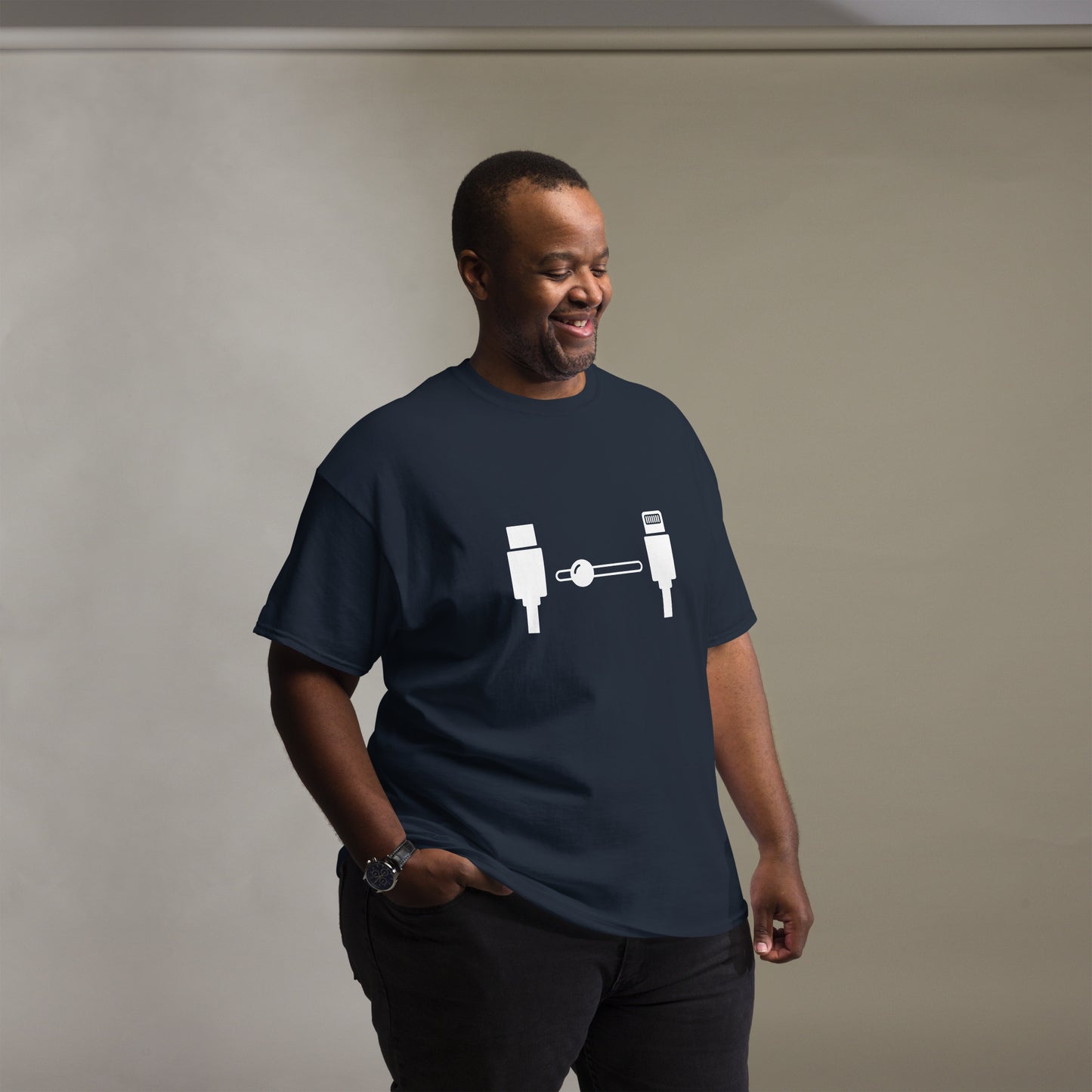 Men with navy t-shirt with the picture lightning naar USB-C