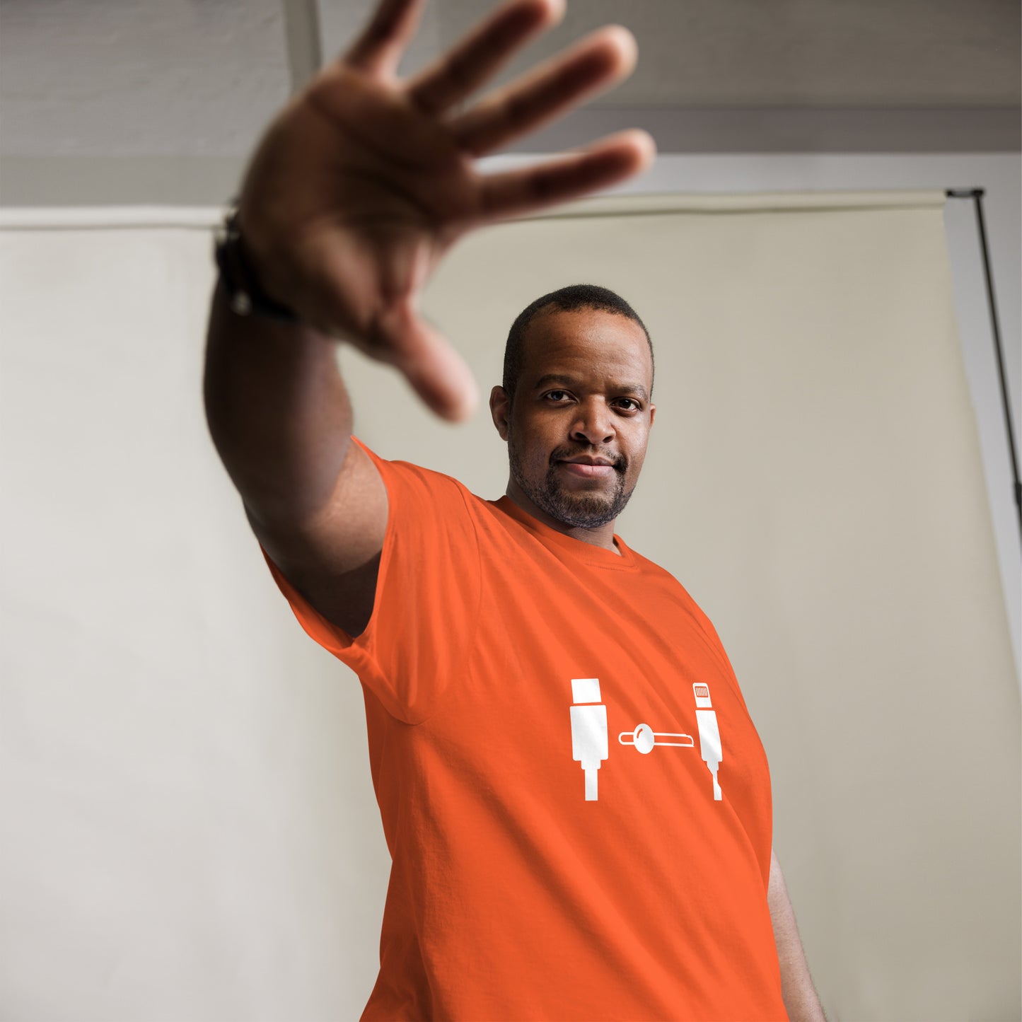Men with orange t-shirt with the picture lightning naar USB-C