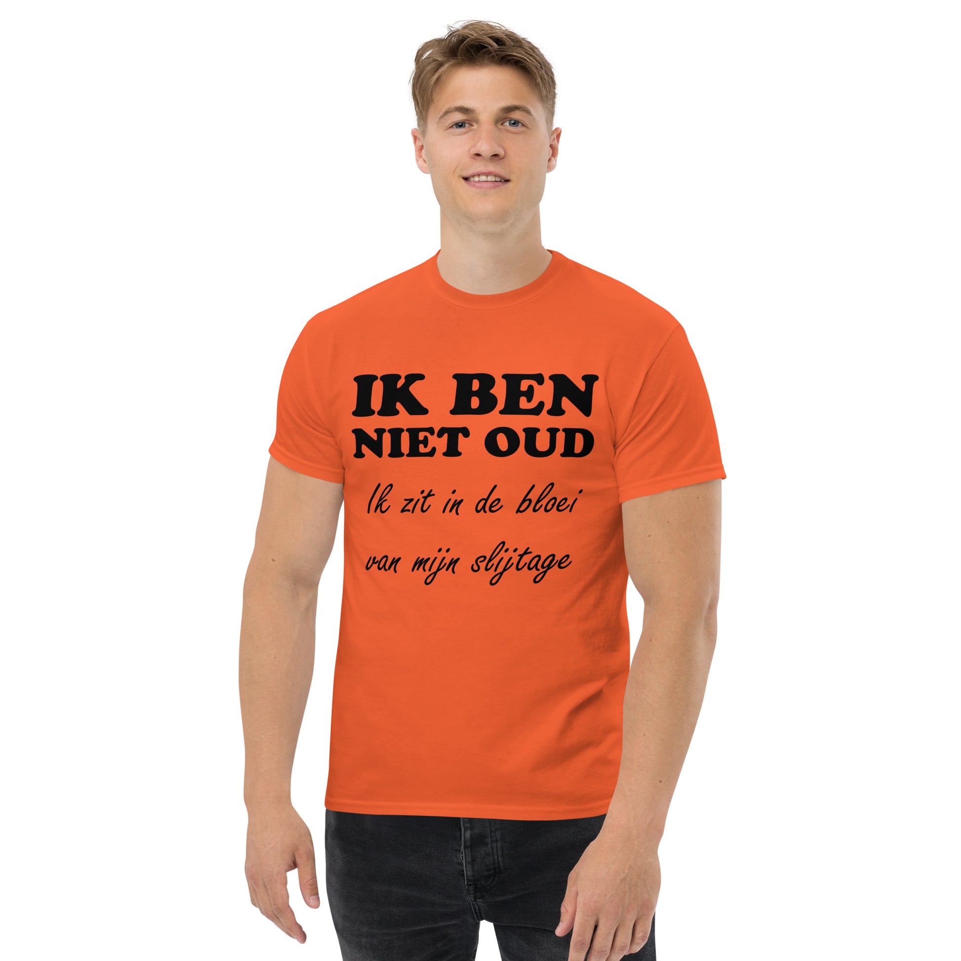 Orange T-shirt with the text "IK BEN NIET OUD ik zit in de bloei van mijn slijtage"
