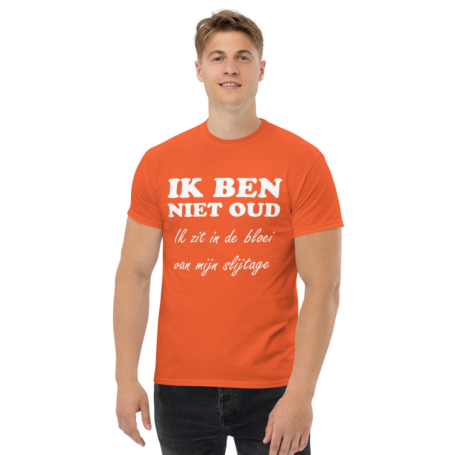 men with Orange T-shirt with the text in white "IK BEN NIET OUD ik zit in de bloei van mijn slijtage"