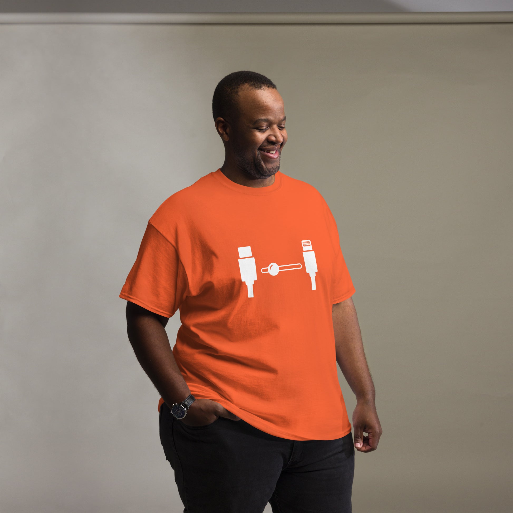 Men with orange t-shirt with the picture lightning naar USB-C