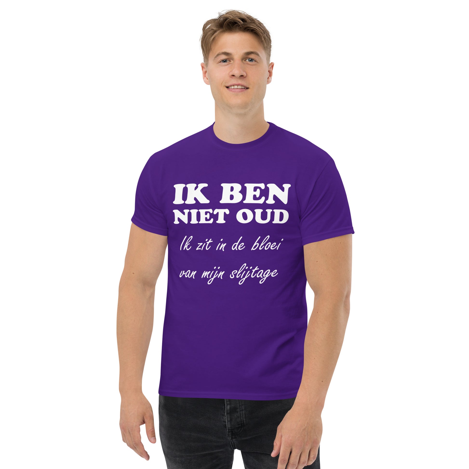 Purple T-shirt with the text "IK BEN NIET OUD ik zit in de bloei van mijn slijtage"