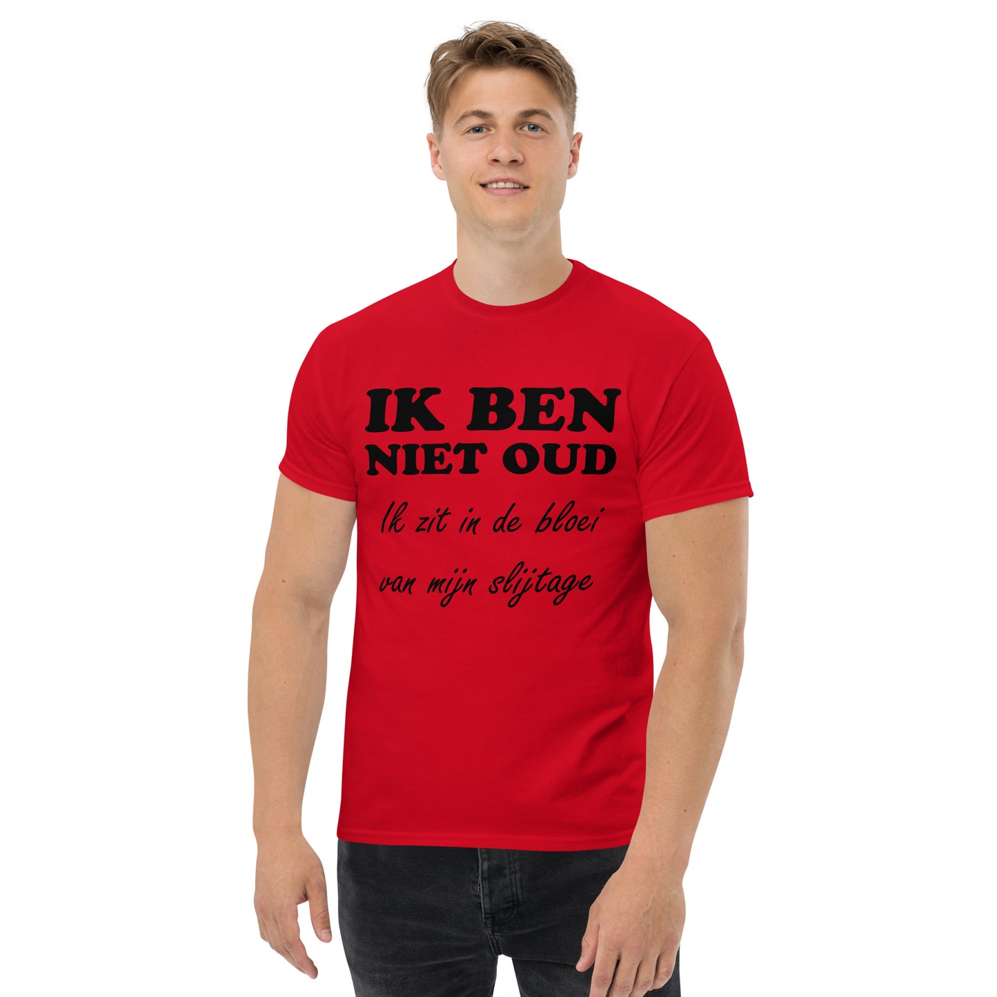 Red T-shirt with the text "IK BEN NIET OUD ik zit in de bloei van mijn slijtage"