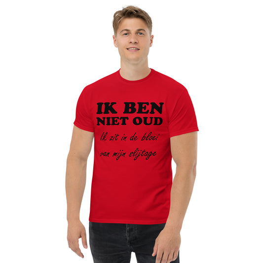 Red T-shirt with the text "IK BEN NIET OUD ik zit in de bloei van mijn slijtage"