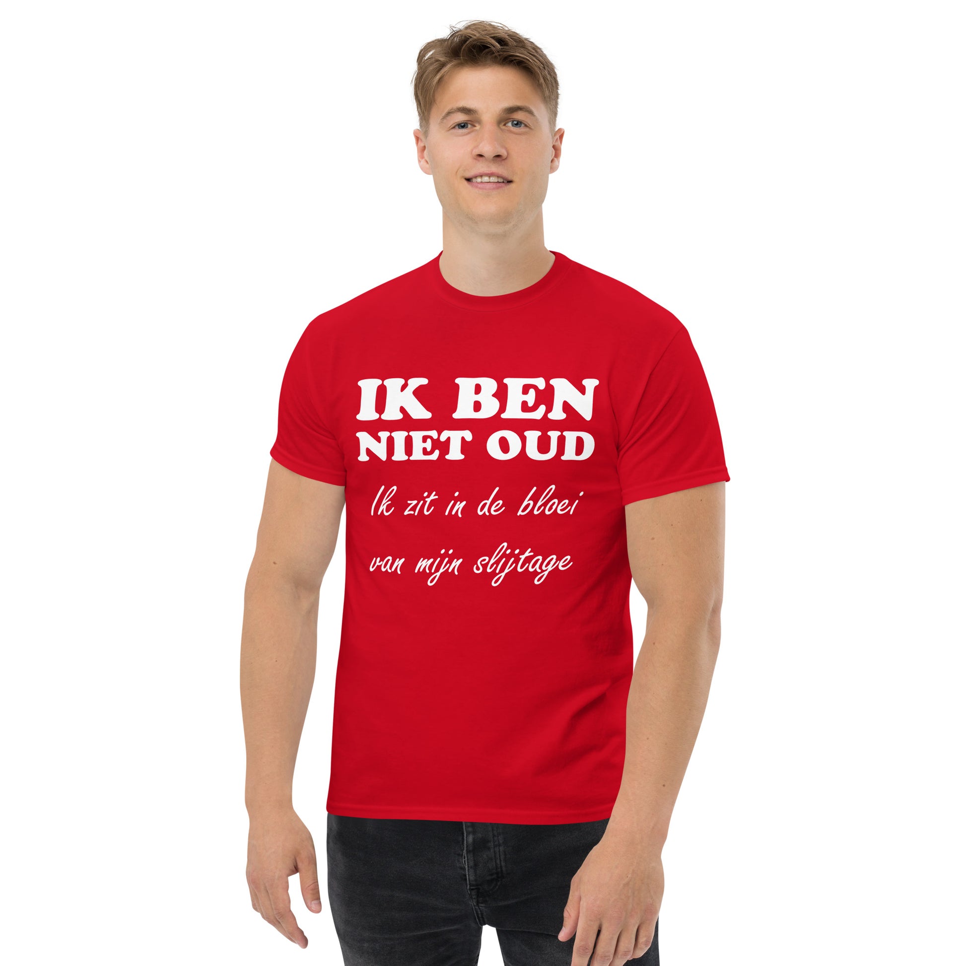 Red T-shirt with the text "IK BEN NIET OUD ik zit in de bloei van mijn slijtage"