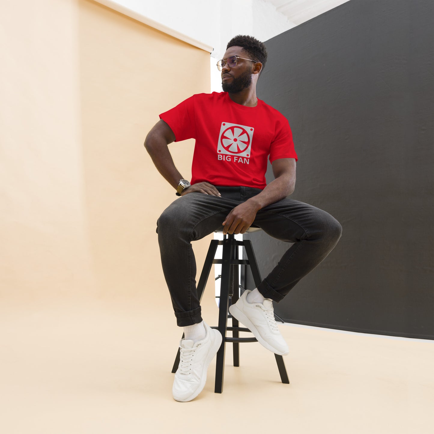 Man with red t-shirt with image of a big computer fan and the text "BIG FAN"