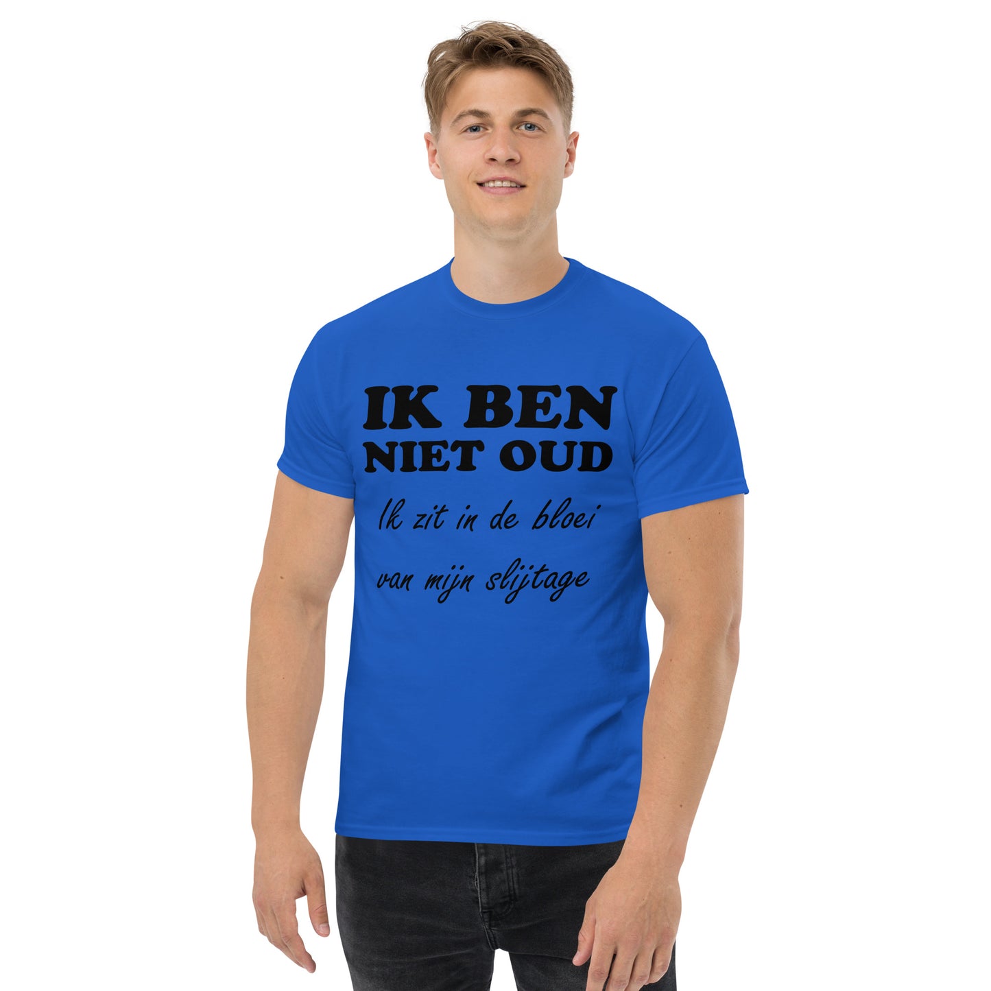 Blue T-shirt with the text "IK BEN NIET OUD ik zit in de bloei van mijn slijtage"