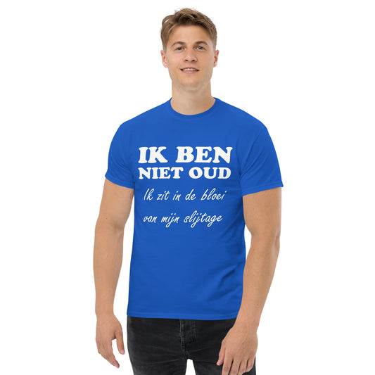 Men with Royal blue T-shirt with the text in white "IK BEN NIET OUD ik zit in de bloei van mijn slijtage"