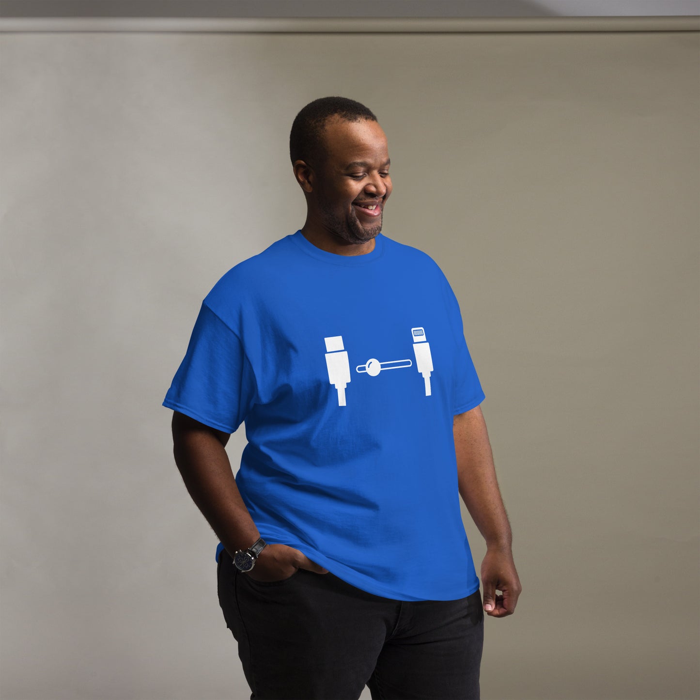Men with royal blue t-shirt with the picture lightning naar USB-C