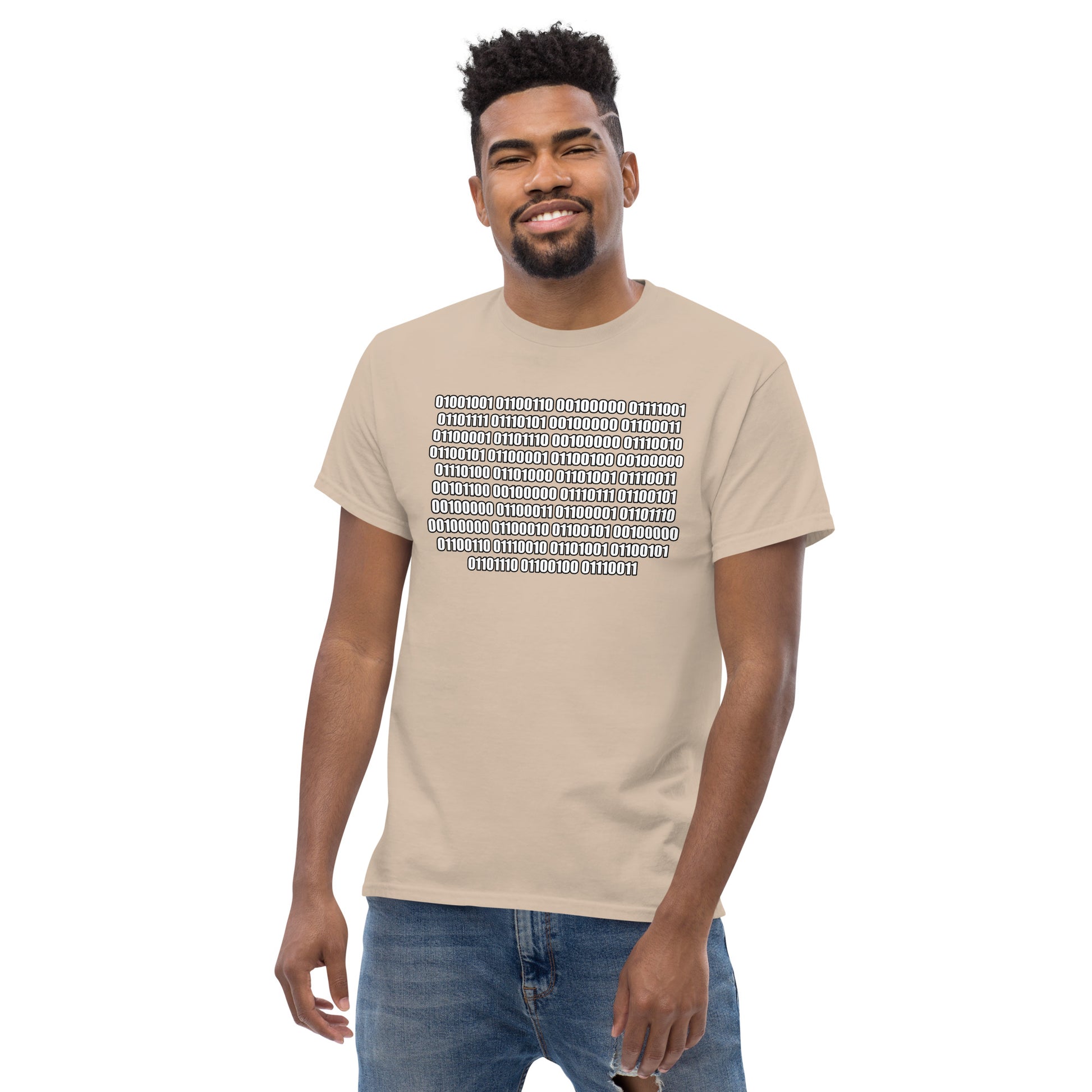 Men with sand t-shirt with binaire text "If you can read this"