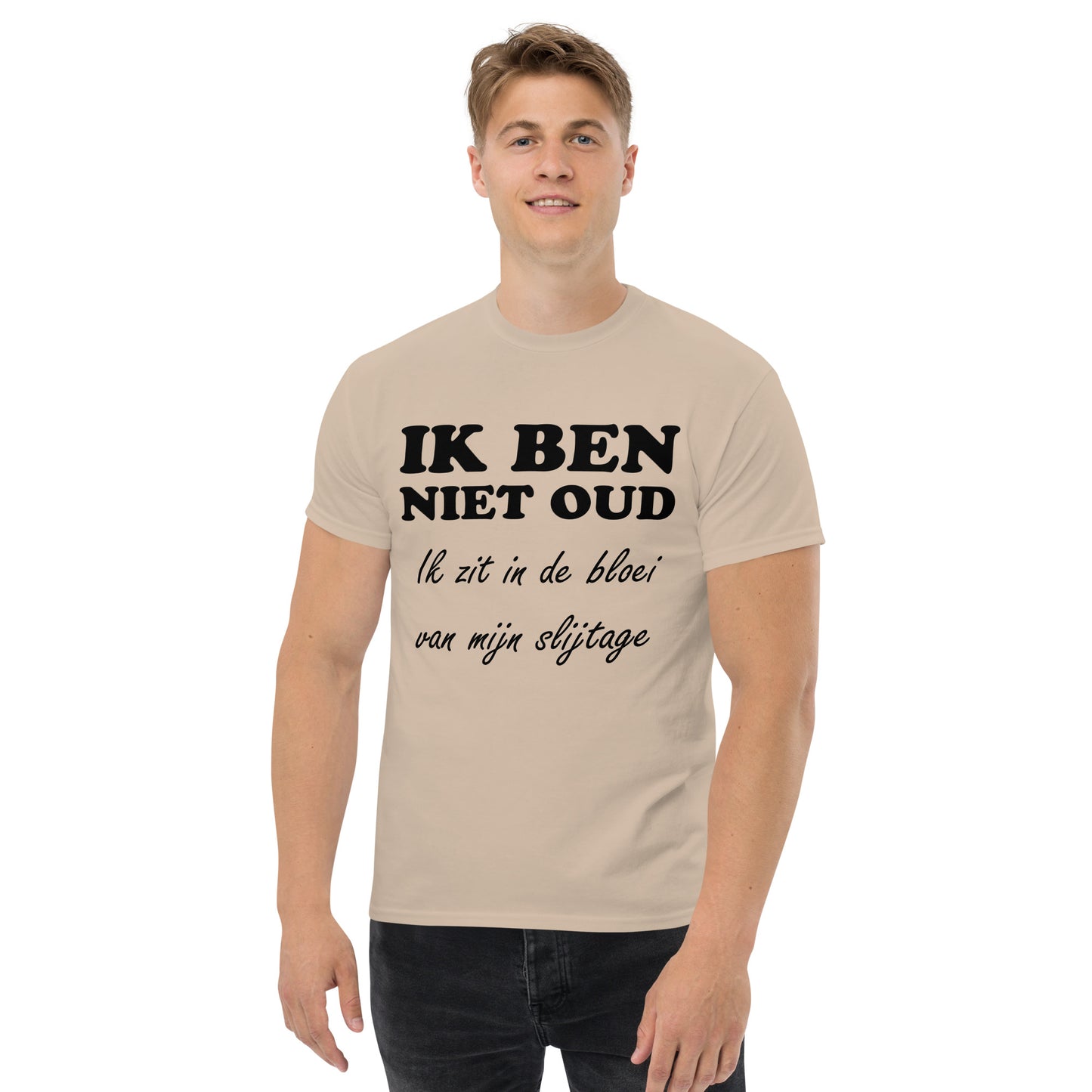 Sand T-shirt with the text "IK BEN NIET OUD ik zit in de bloei van mijn slijtage"
