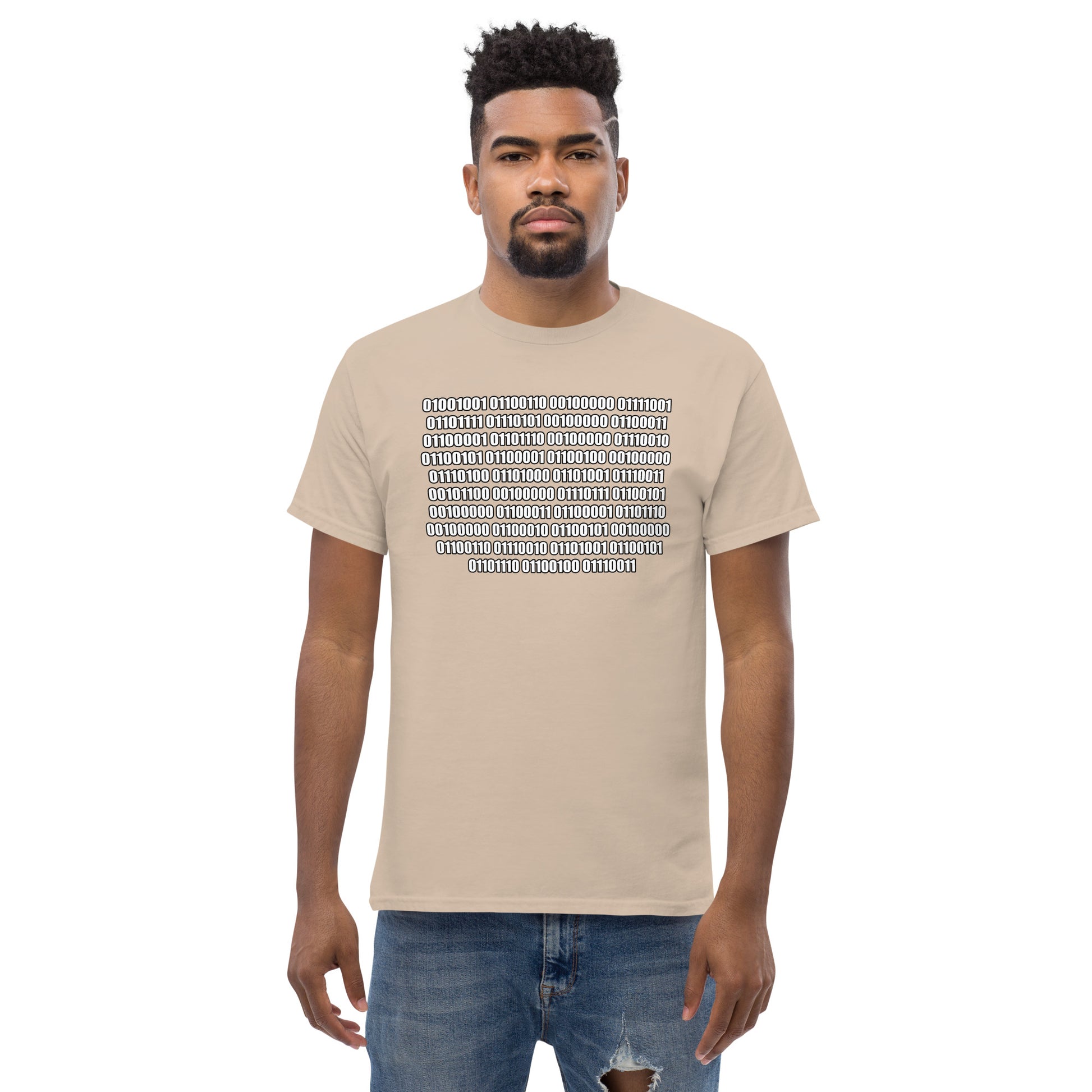 Men with sand t-shirt with binaire text "If you can read this"