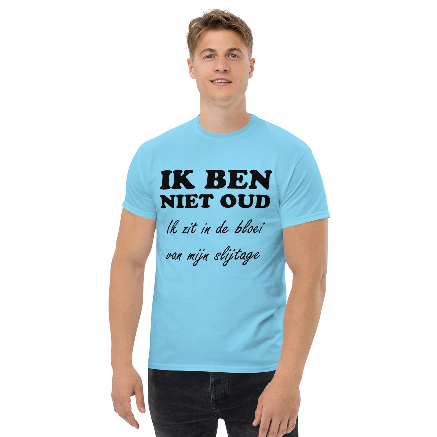 Sky T-shirt with the text "IK BEN NIET OUD ik zit in de bloei van mijn slijtage"