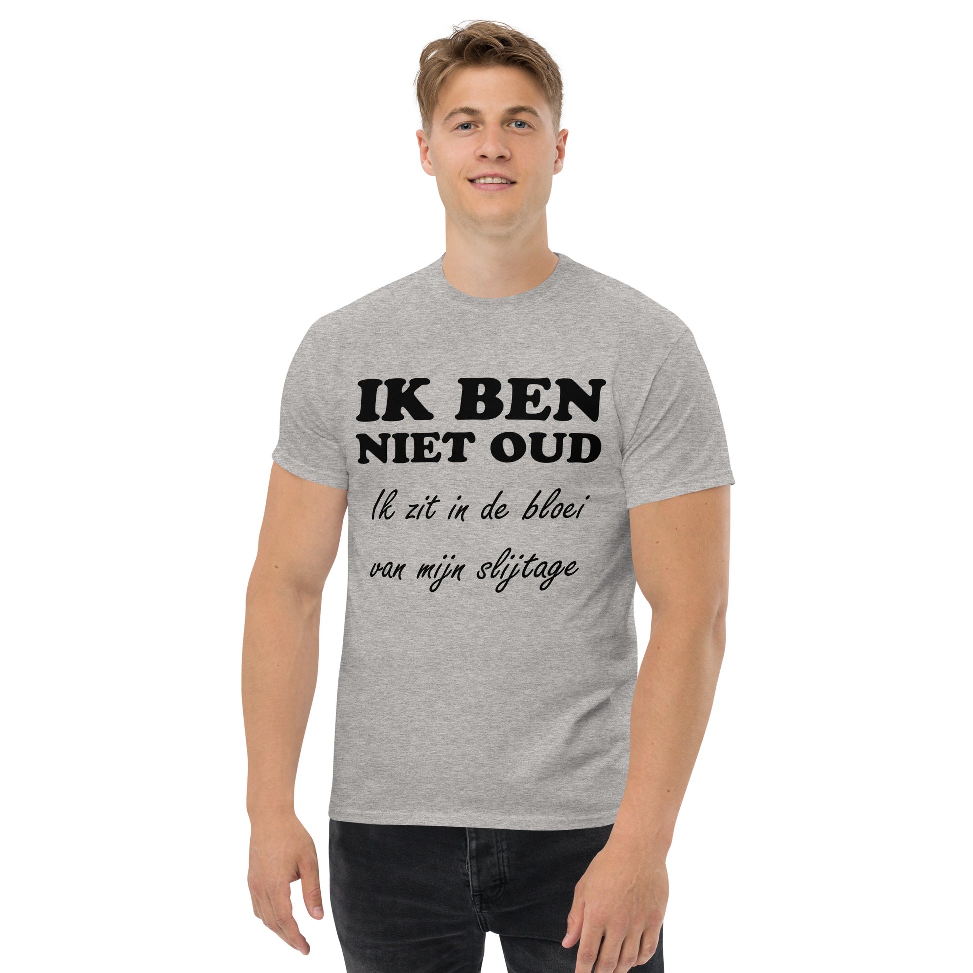 Sport grey T-shirt with the text "IK BEN NIET OUD ik zit in de bloei van mijn slijtage"