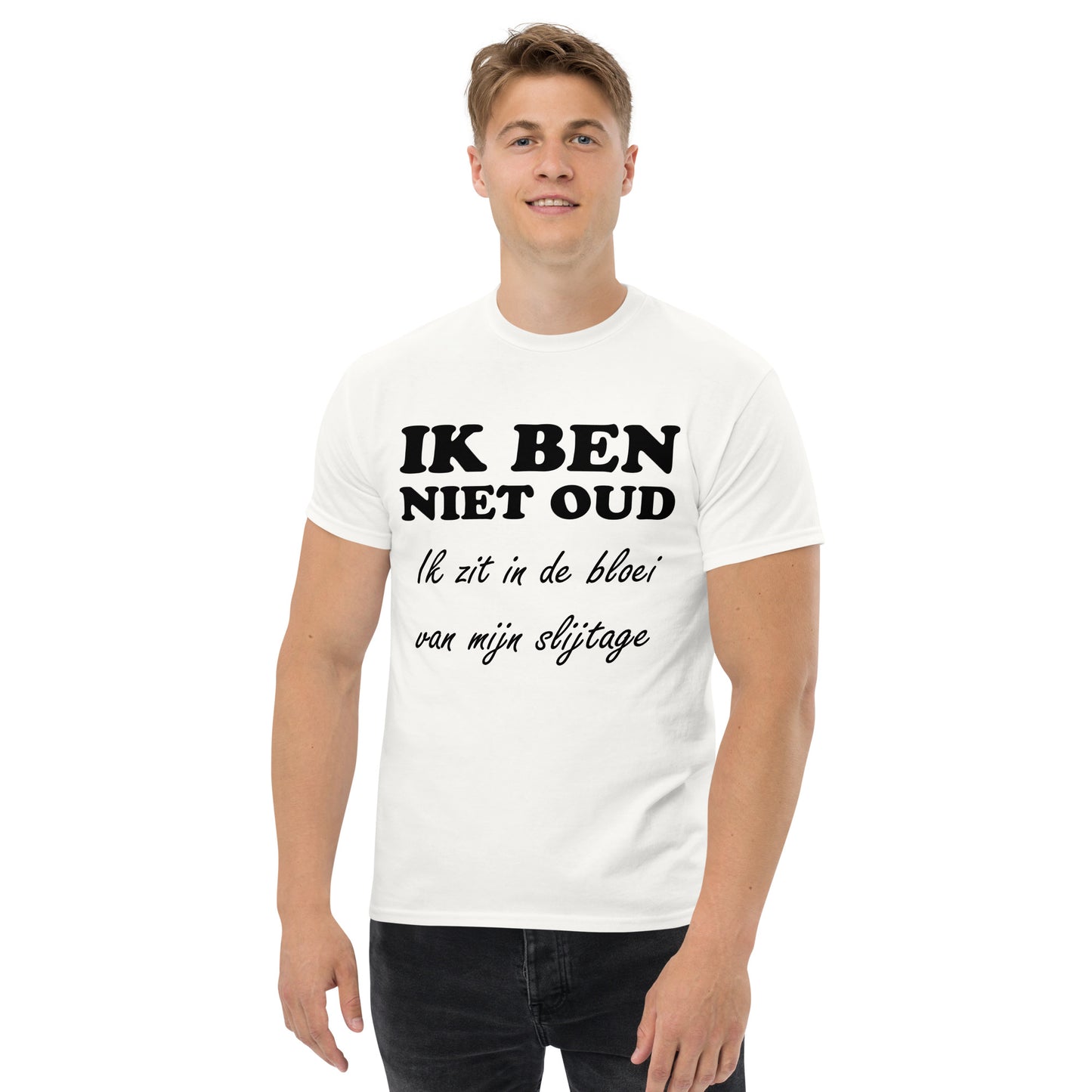 Whith T-shirt with the text "IK BEN NIET OUD ik zit in de bloei van mijn slijtage"