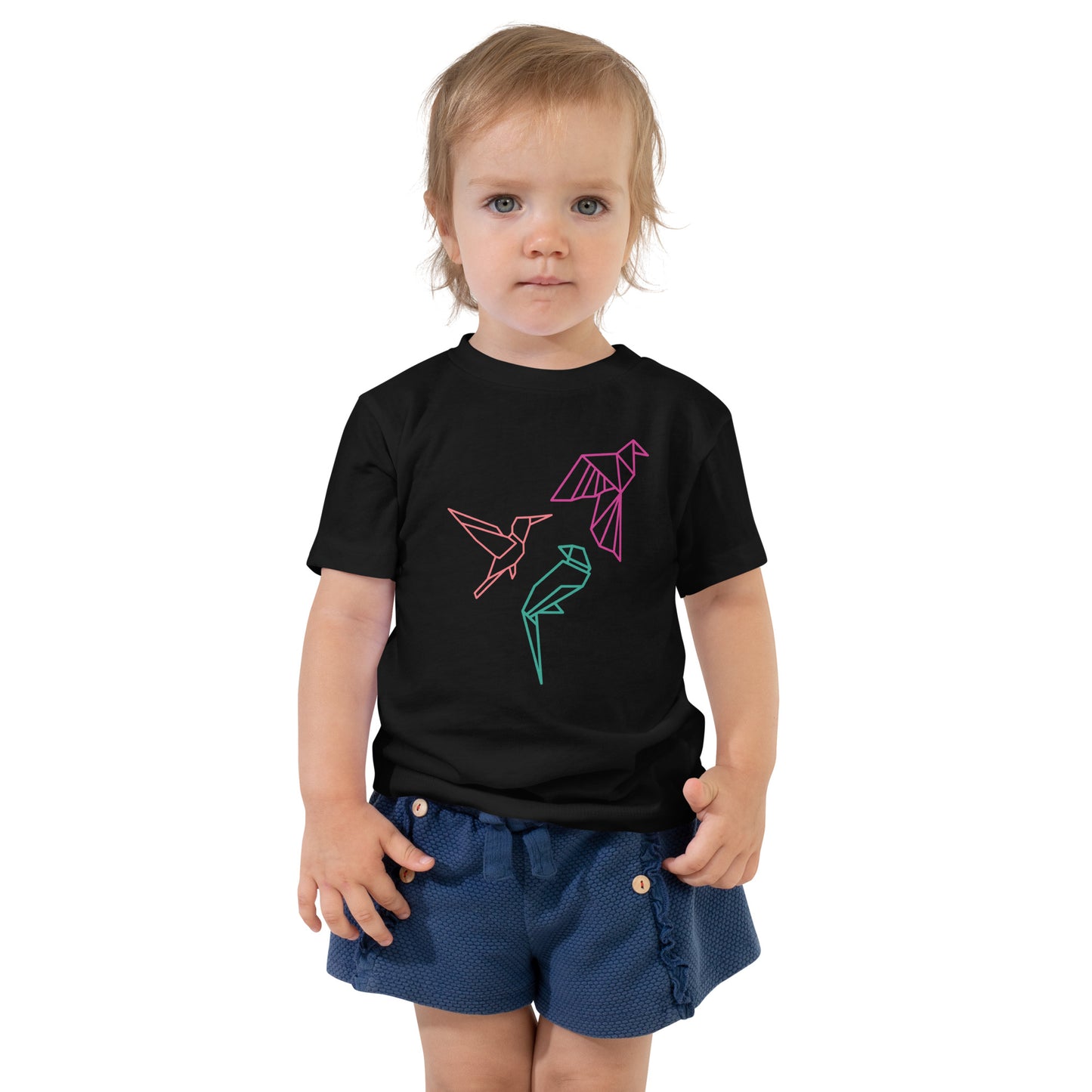 Toddler with a black T-shirt with short sleeve and a picture with three birds in orange, pink and green