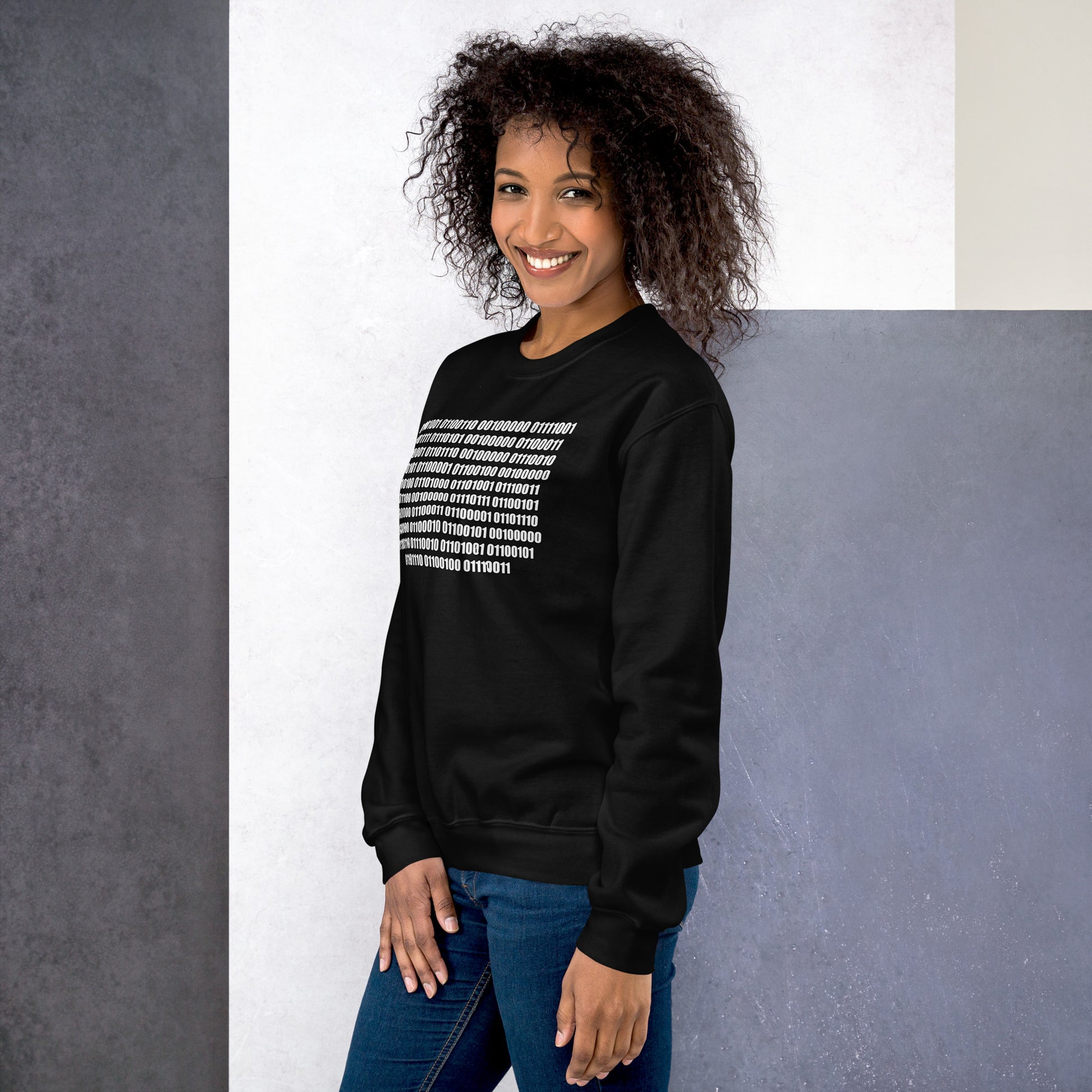 Women with black sweatshirt with binaire text "If you can read this"