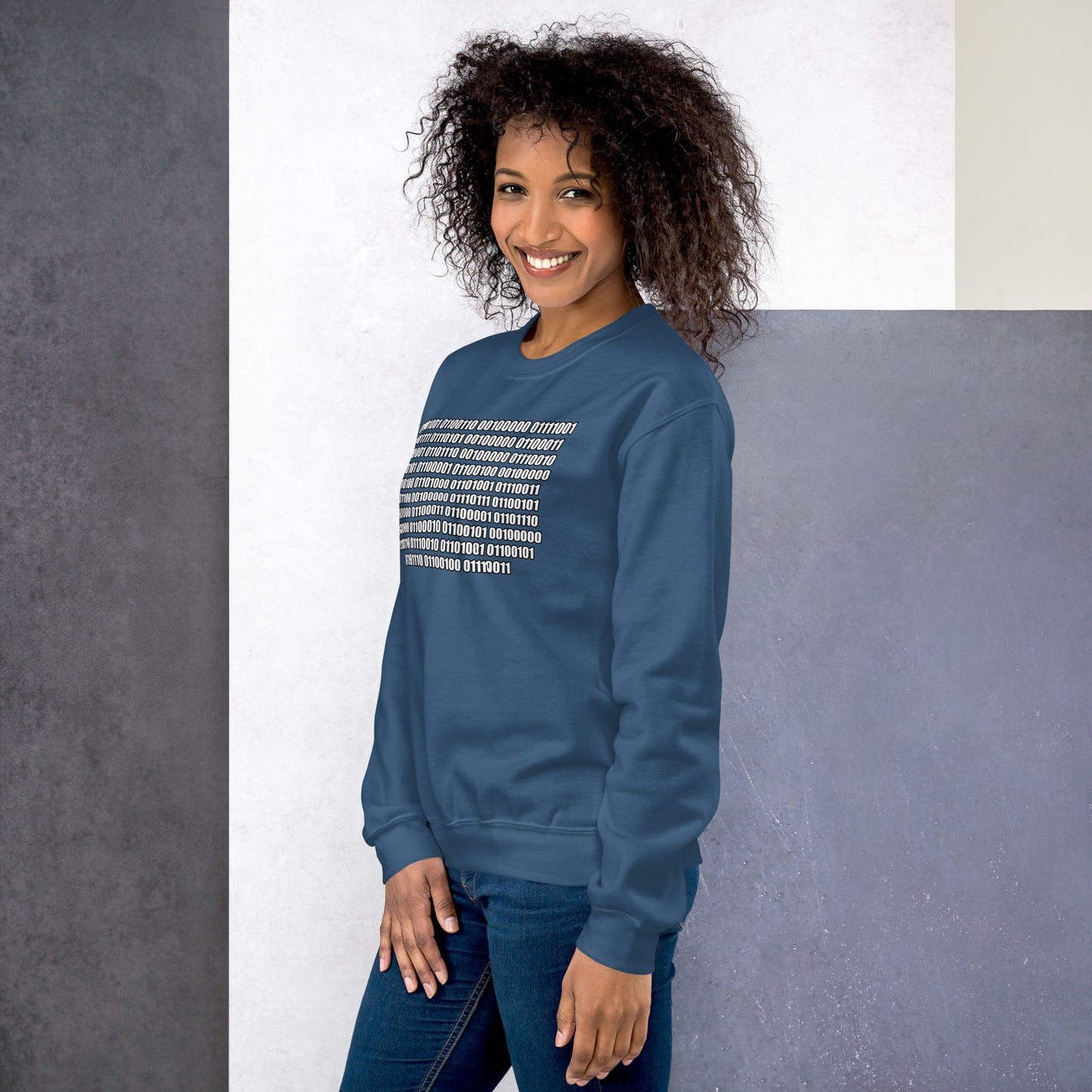 Women with indigo blue sweatshirt with binaire text "If you can read this"
