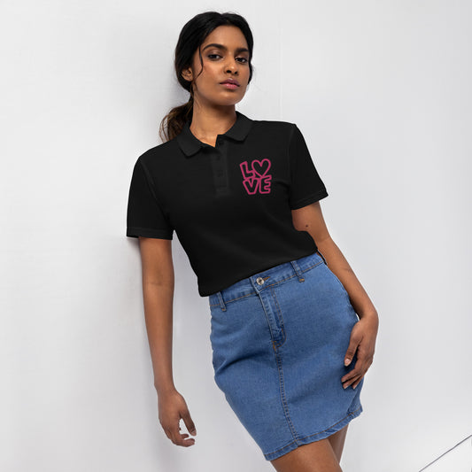 Women with black poloshirt with the pink letters LOVE with the O in heart shape