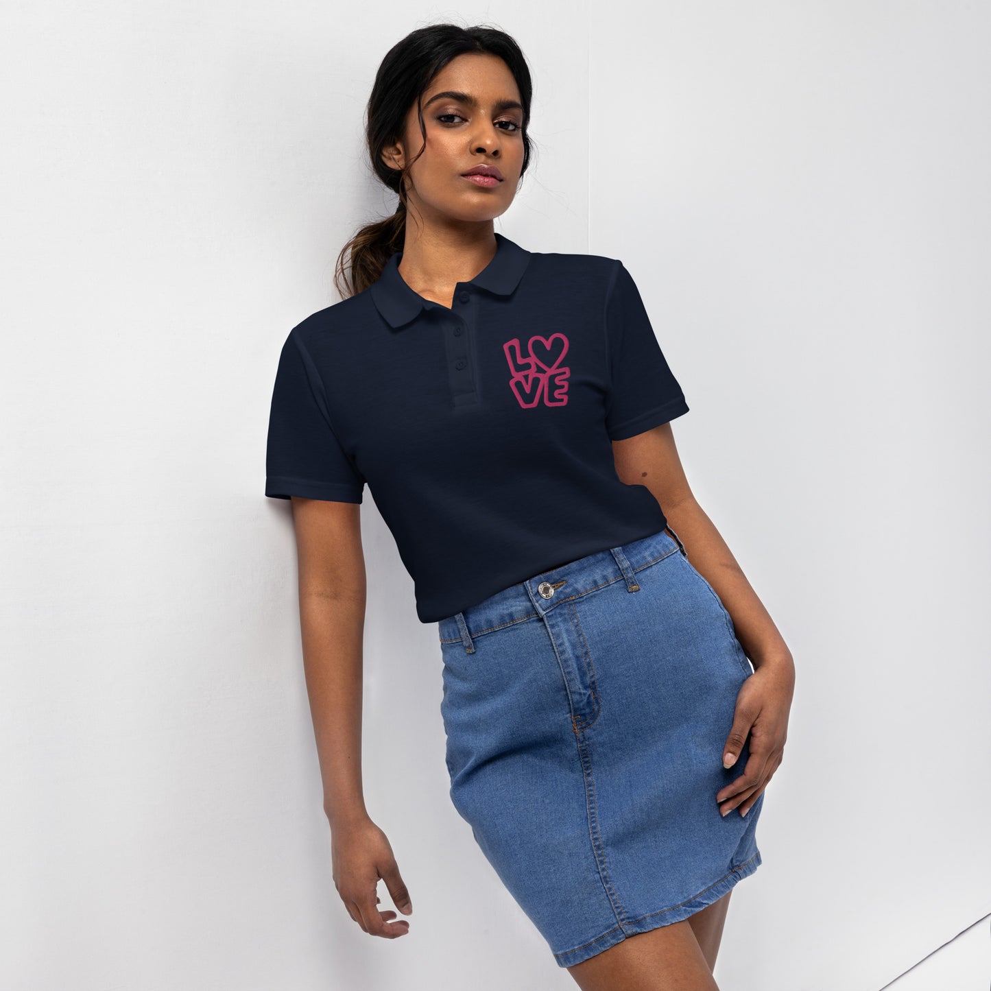 Women with navy poloshirt with the pink letters LOVE with the O in heart shape